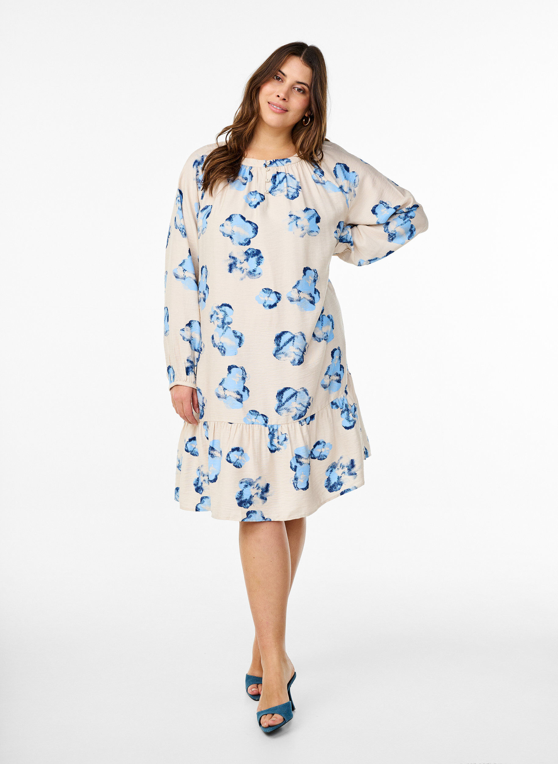 Zizzi Kn&auml;l&aring;ng kl&auml;nning med l&aring;nga &auml;rmar och A-linjesnitt, Vanilla, Model image number 1