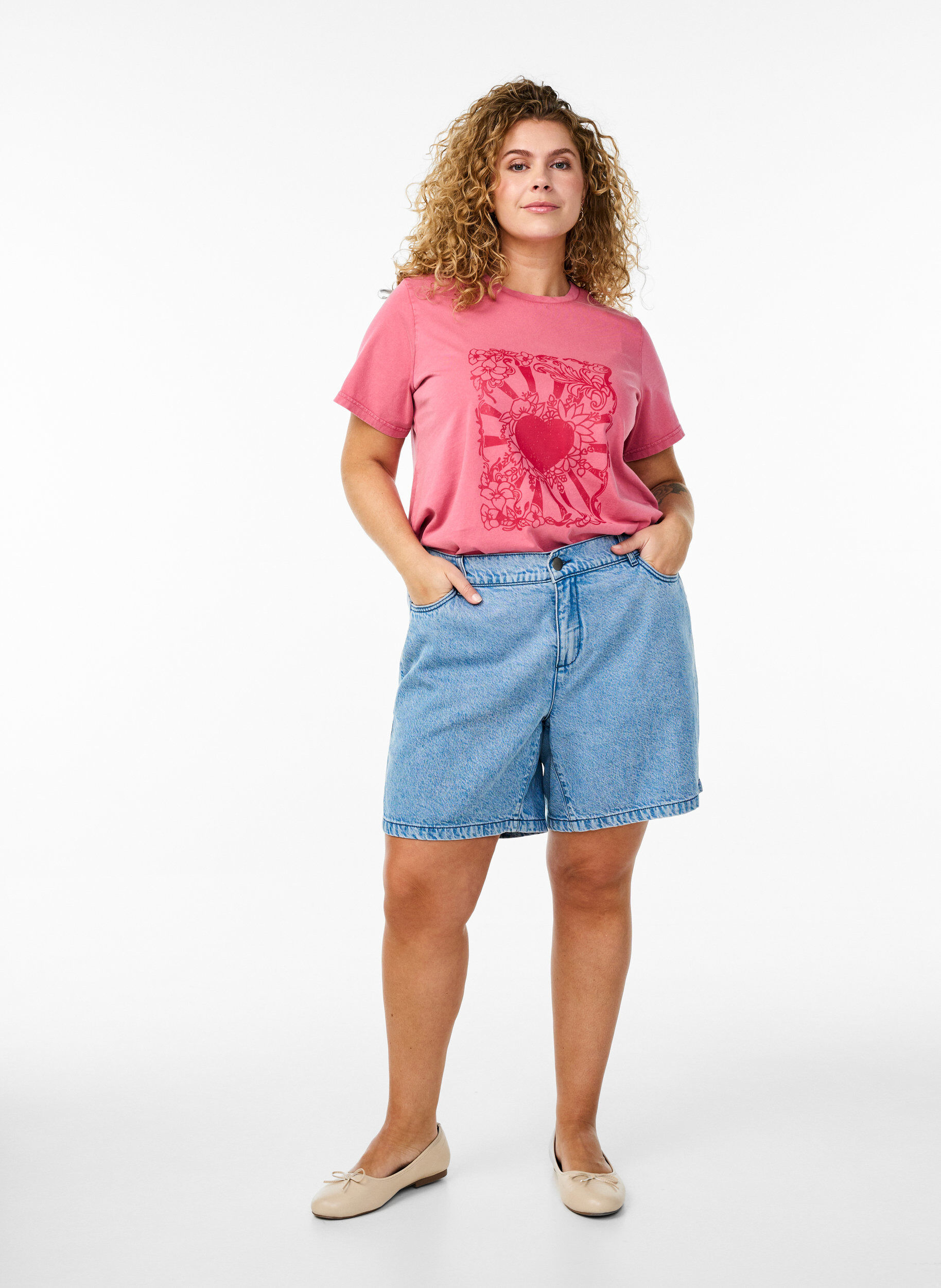 Zizzi L&ouml;sa jeansshorts med h&ouml;g midja, Bl&aring;, Model image number 1