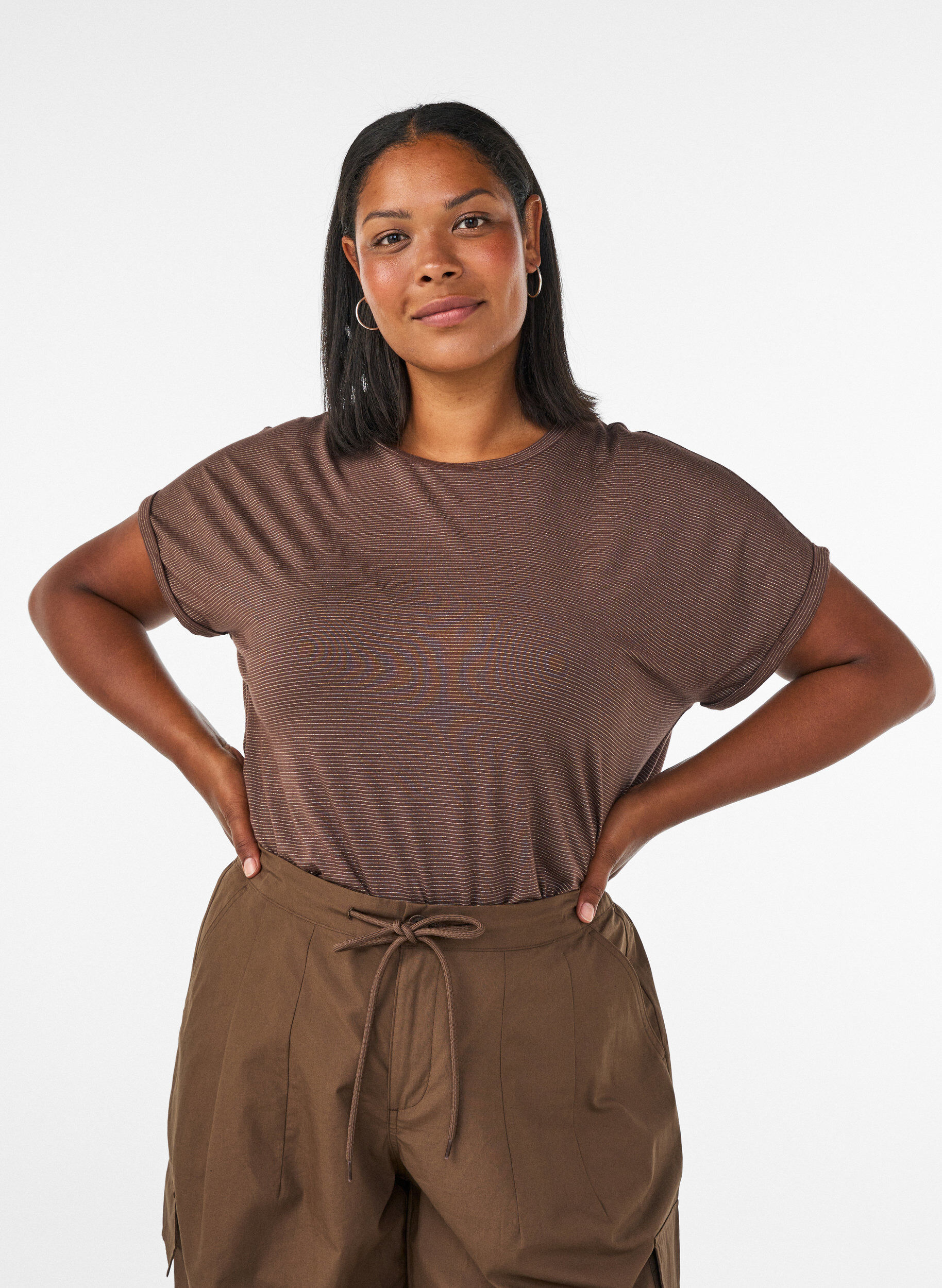 T-shirt i viskos med glitterr&auml;nder, Brun, Model