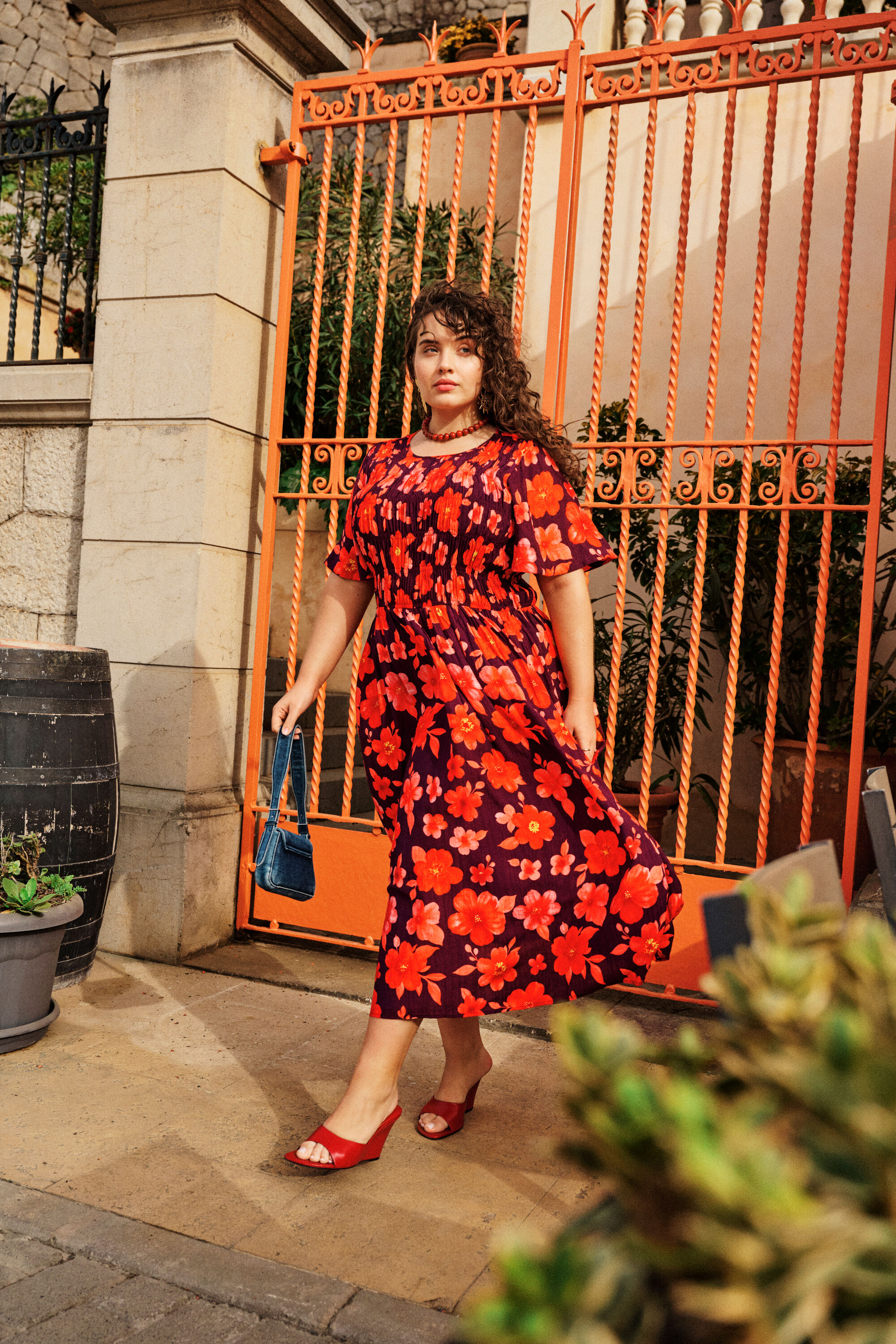 ZizziBlommig elegans i r&ouml;tt, , Model