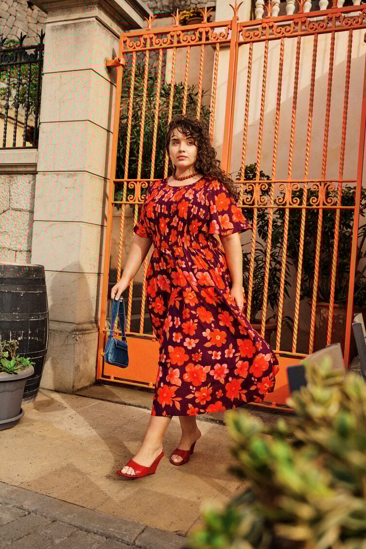 Blommig elegans i r&ouml;tt, , Model