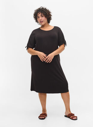 Kortärmad viskosklänning med snördetaljer, Black, Model image number 3