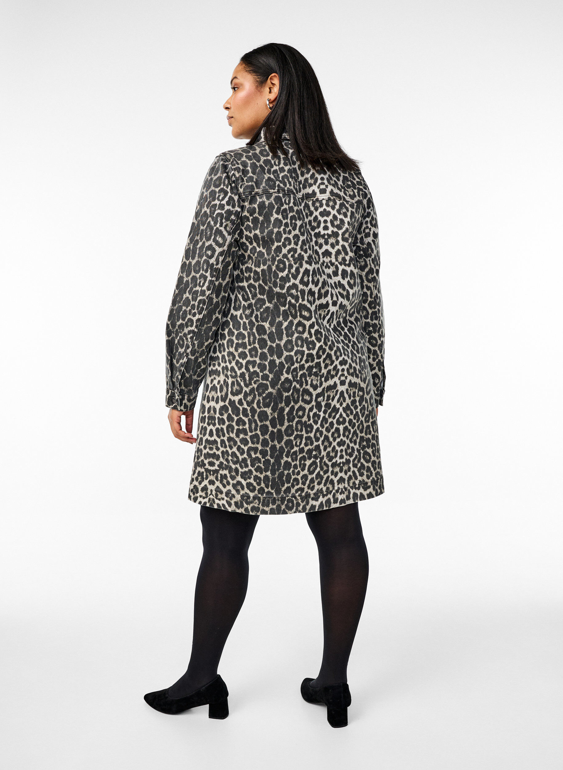 Zizzi L&aring;ng&auml;rmad jeanskl&auml;nning med leopardm&ouml;nster, Brun, Model image number 2