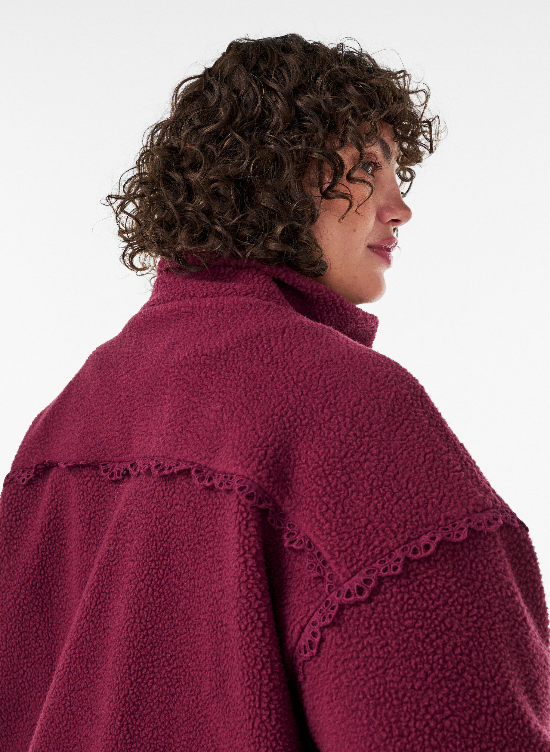 ZizziJacka i teddy med kant i broderie anglaise och h&ouml;g krage, R&ouml;d, Model image number 3