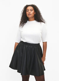 Kjol i läderimitation med ledig passform, Black, Model