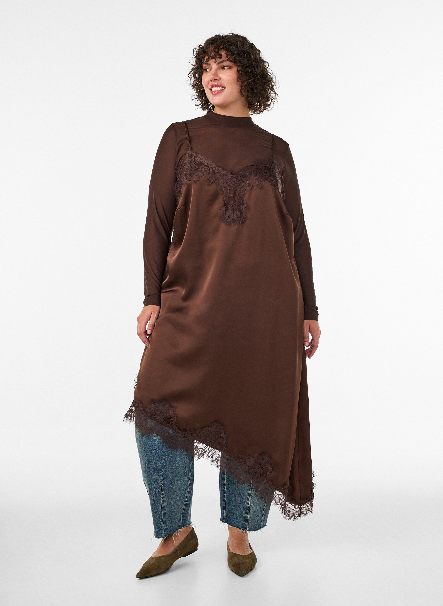 Kl&auml;nning i satin med spets och asymmetrisk f&aring;ll, Brun, Model