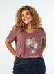 T-shirt i bomull med tryck framtill och v-ringning, Rosa, Model image number 0