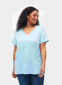Kortärmad t-shirt med v-hals, Sky Blue, Model