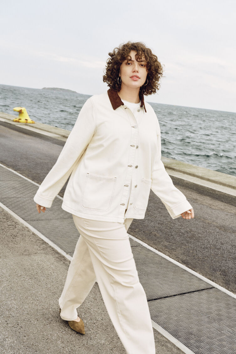 F&auml;rgad jeansjacka med kontrasterande krage, , Model