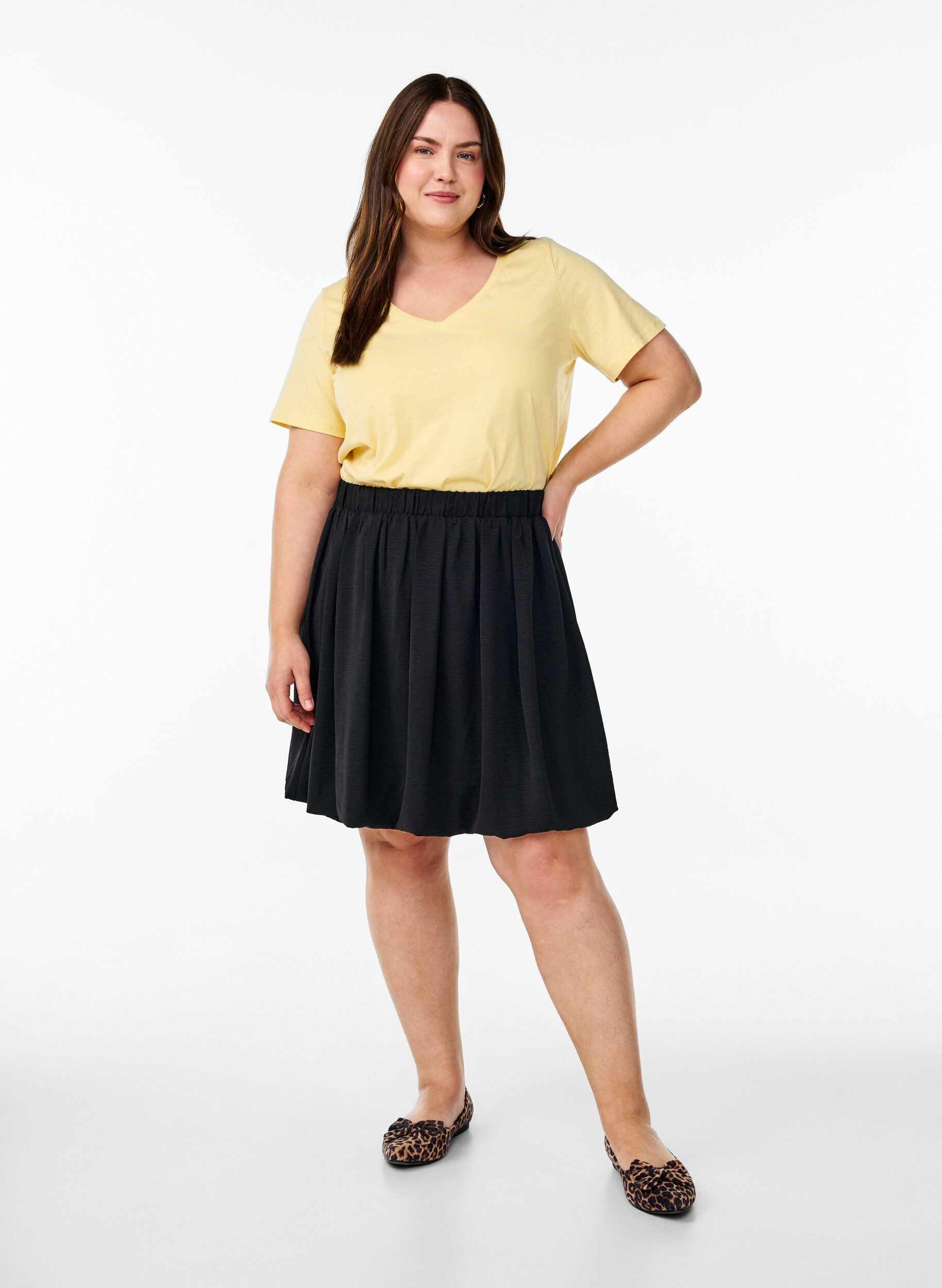 Zizzi Kort&auml;rmad t-shirt med v-hals, Gul, Model image number 1