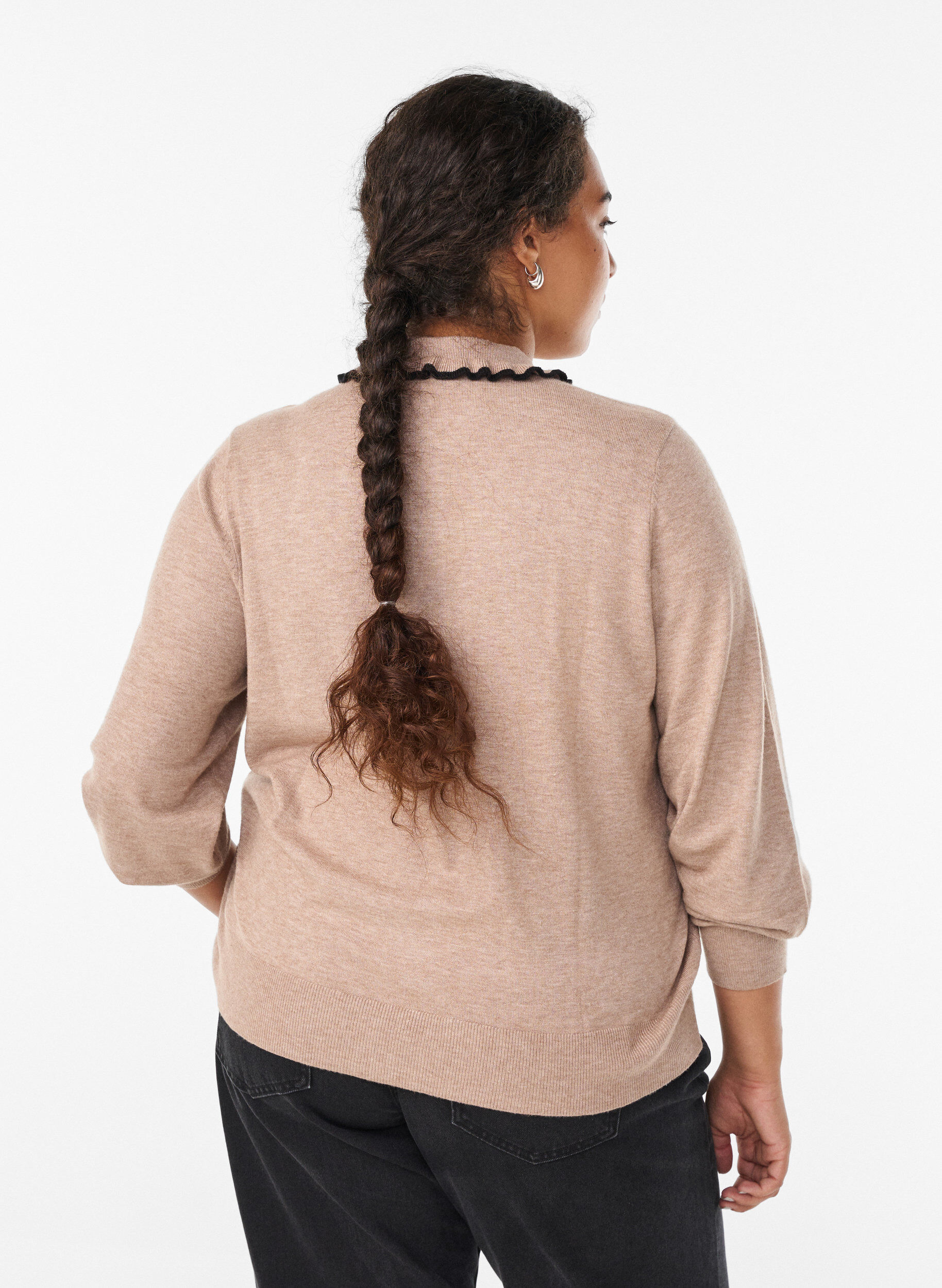 Zizzi Stickad blus med volangprydd polokrage, Beige, Model image number 2