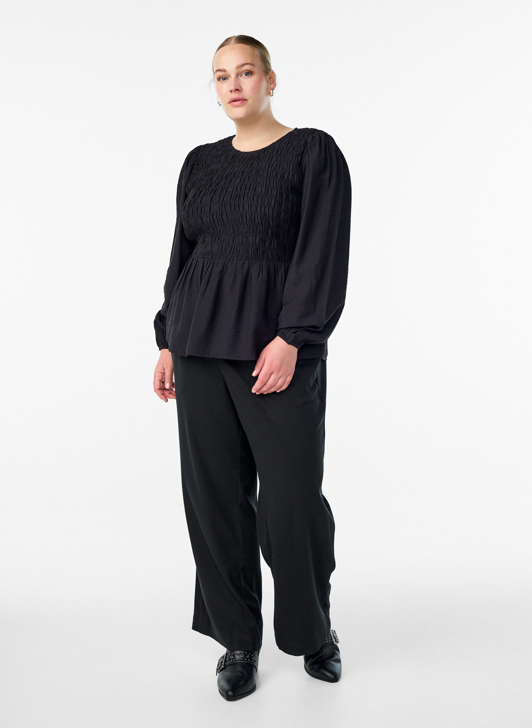 ZizziBlus med smock och l&aring;nga &auml;rmar, Svart, Model image number 1