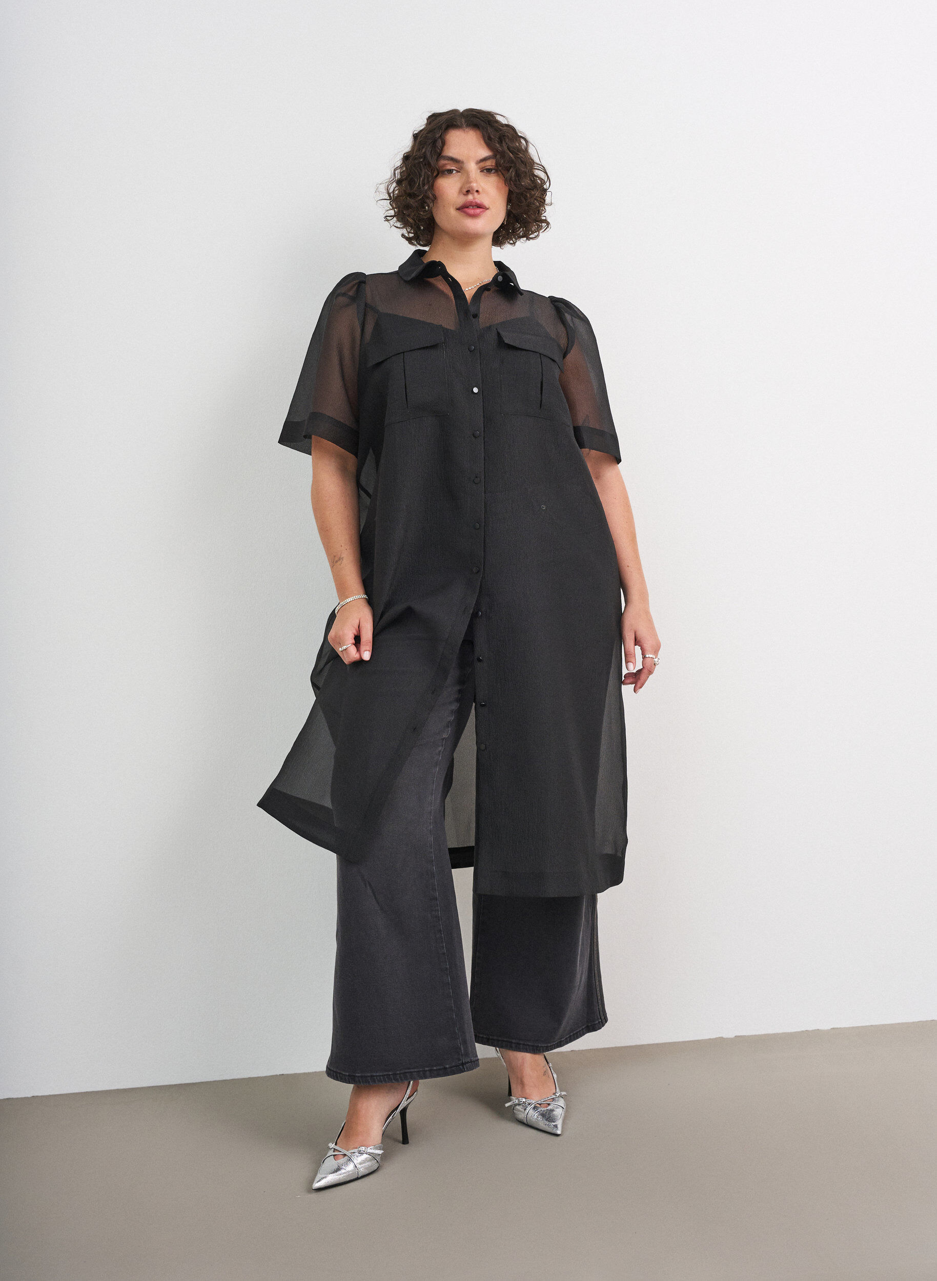 ZizziKl&auml;nning i organza med br&ouml;stfickor och puff&auml;rmar, Svart, Model image number 1