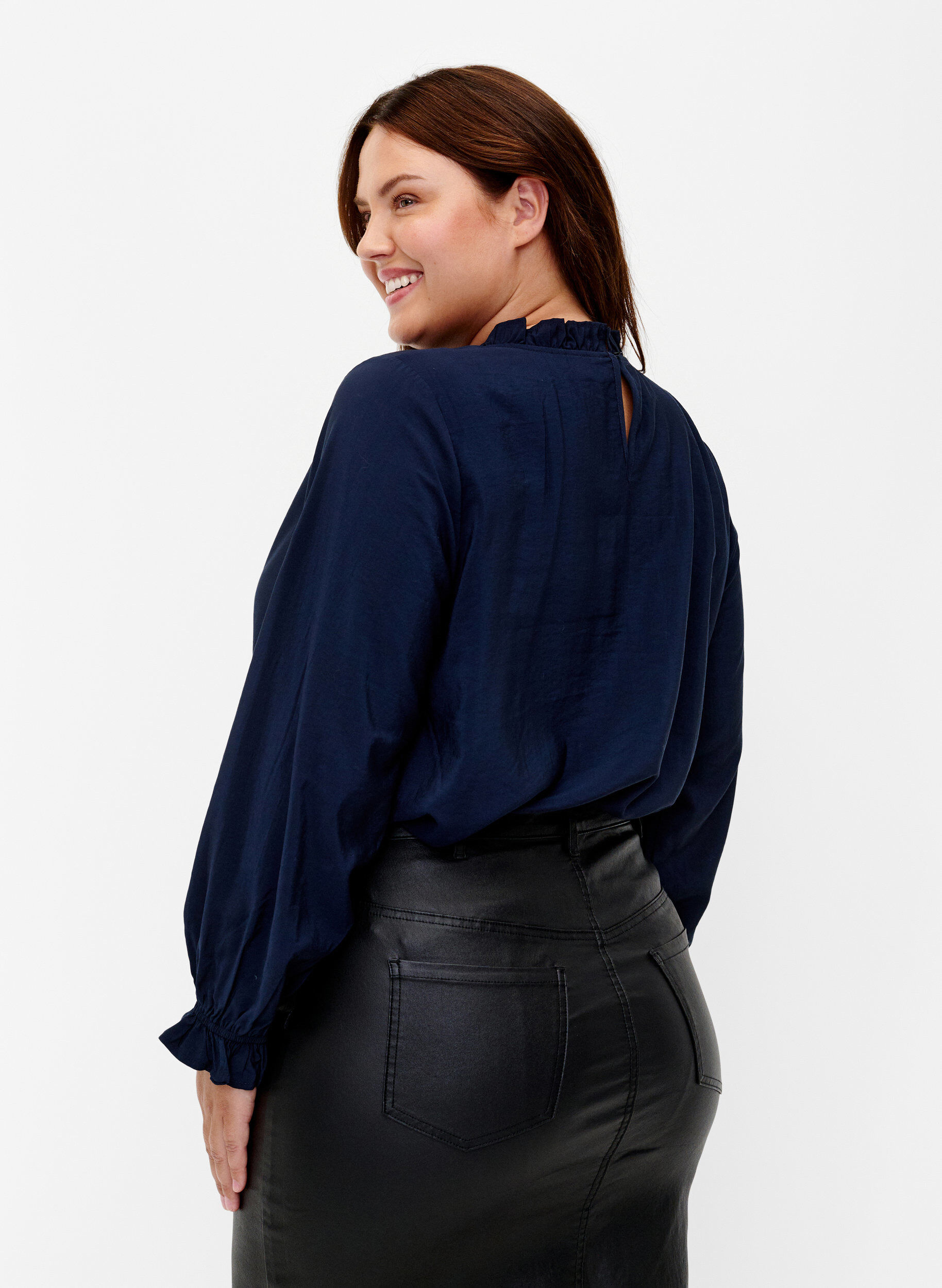 Zizzi L&aring;ng&auml;rmad viskosblus med volanger, Total Eclipse, Model image number 1