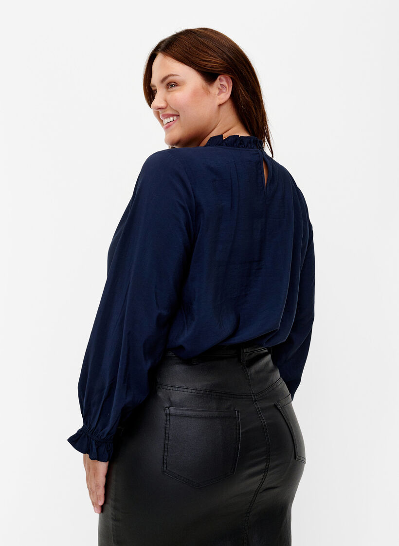 Långärmad viskosblus med volanger, Total Eclipse, Model image number 1