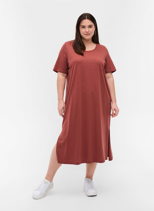 T-shirtklänning i bomull med slits, Mahogany, Model image number 2