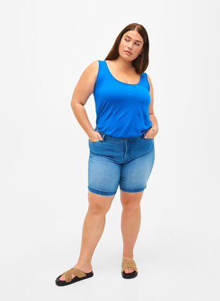 Slim fit Emily shorts med normalhög midja, Light blue denim, Model image number 4