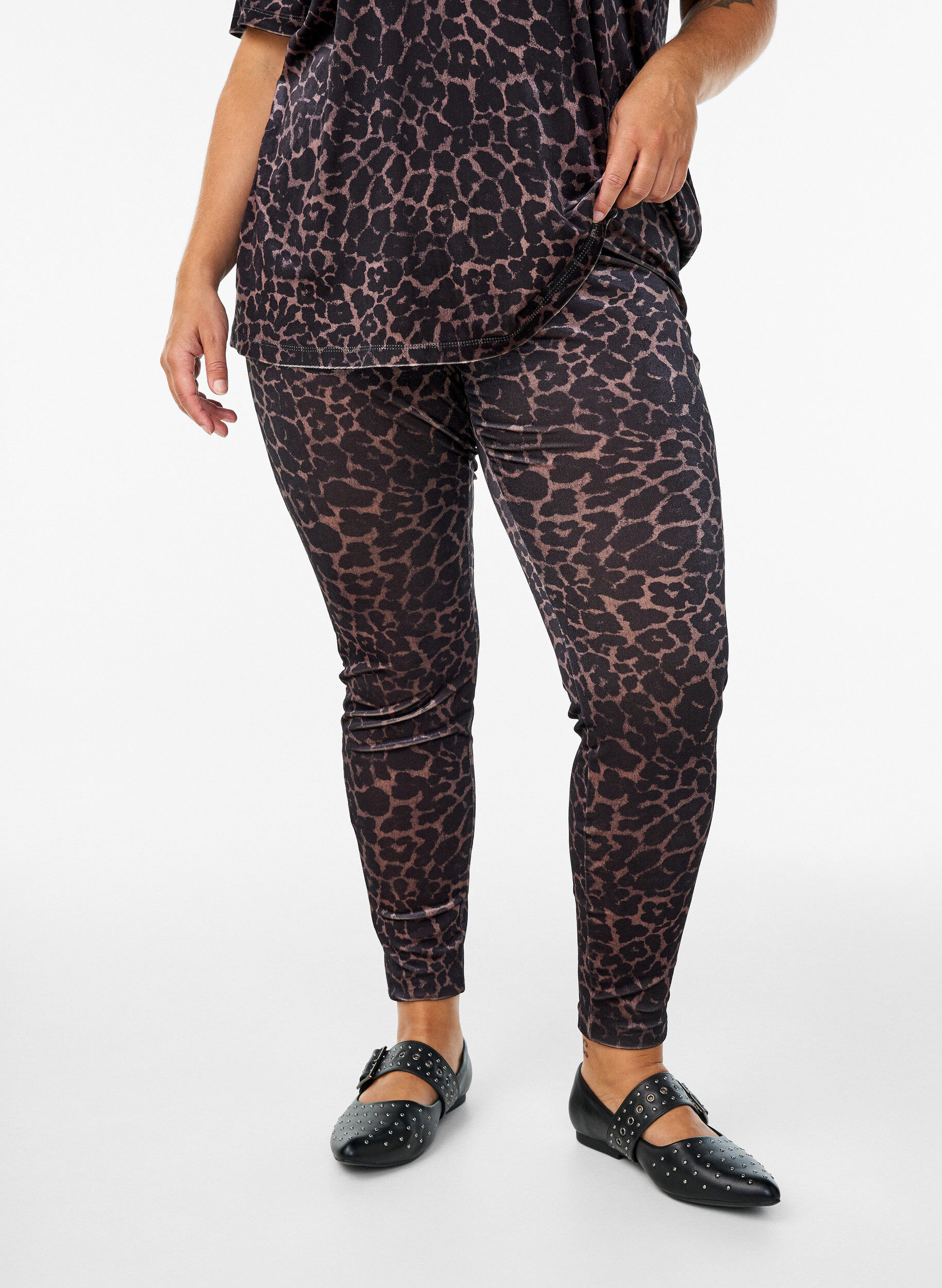 Zizzi Leggings i velour med leopardm&ouml;nster, Brun, Model image number 2
