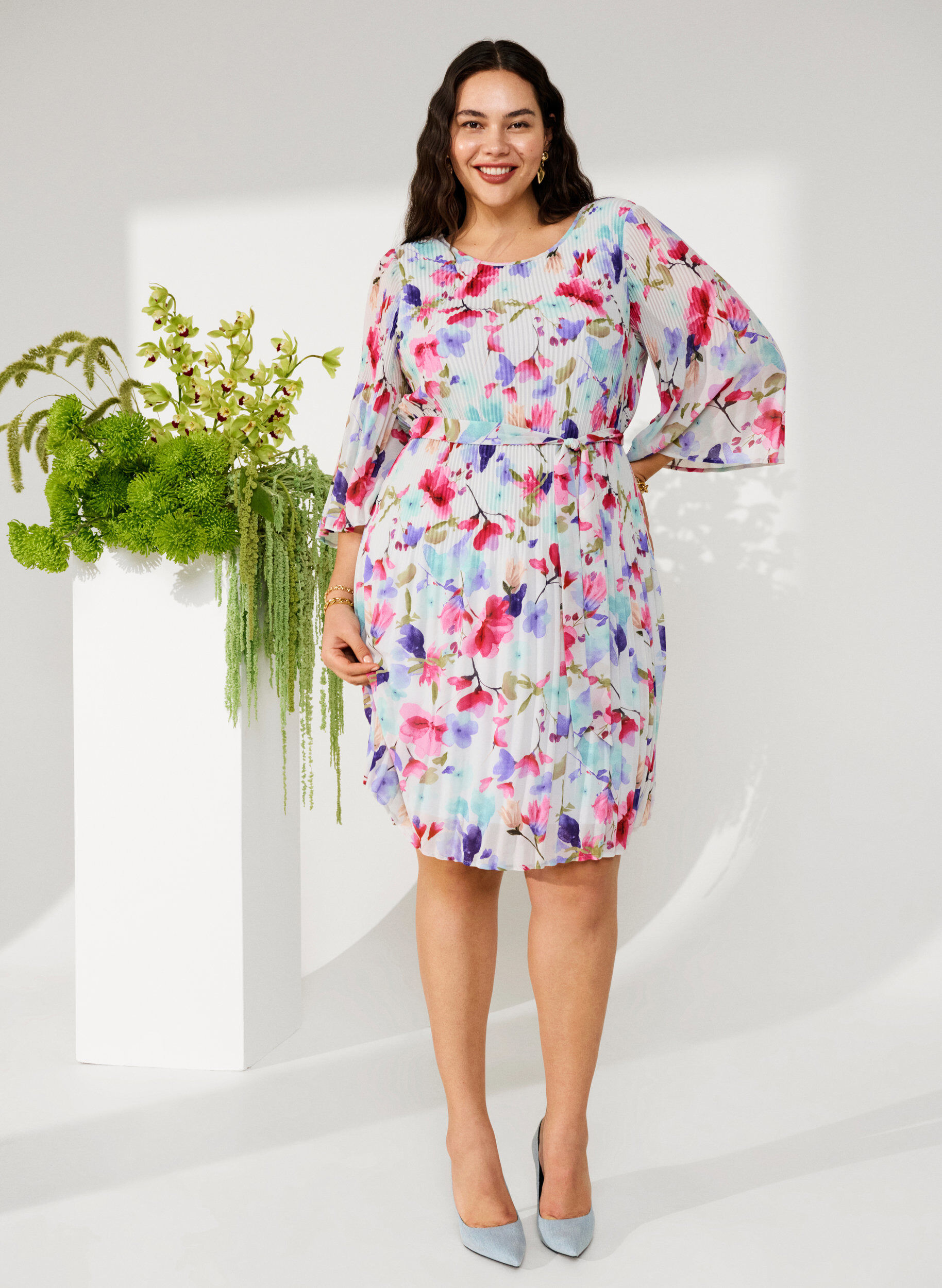 Zizzi M&ouml;nstrad plisserad kl&auml;nning med knytband, White/MultiFlowerAOP, Image image number 0