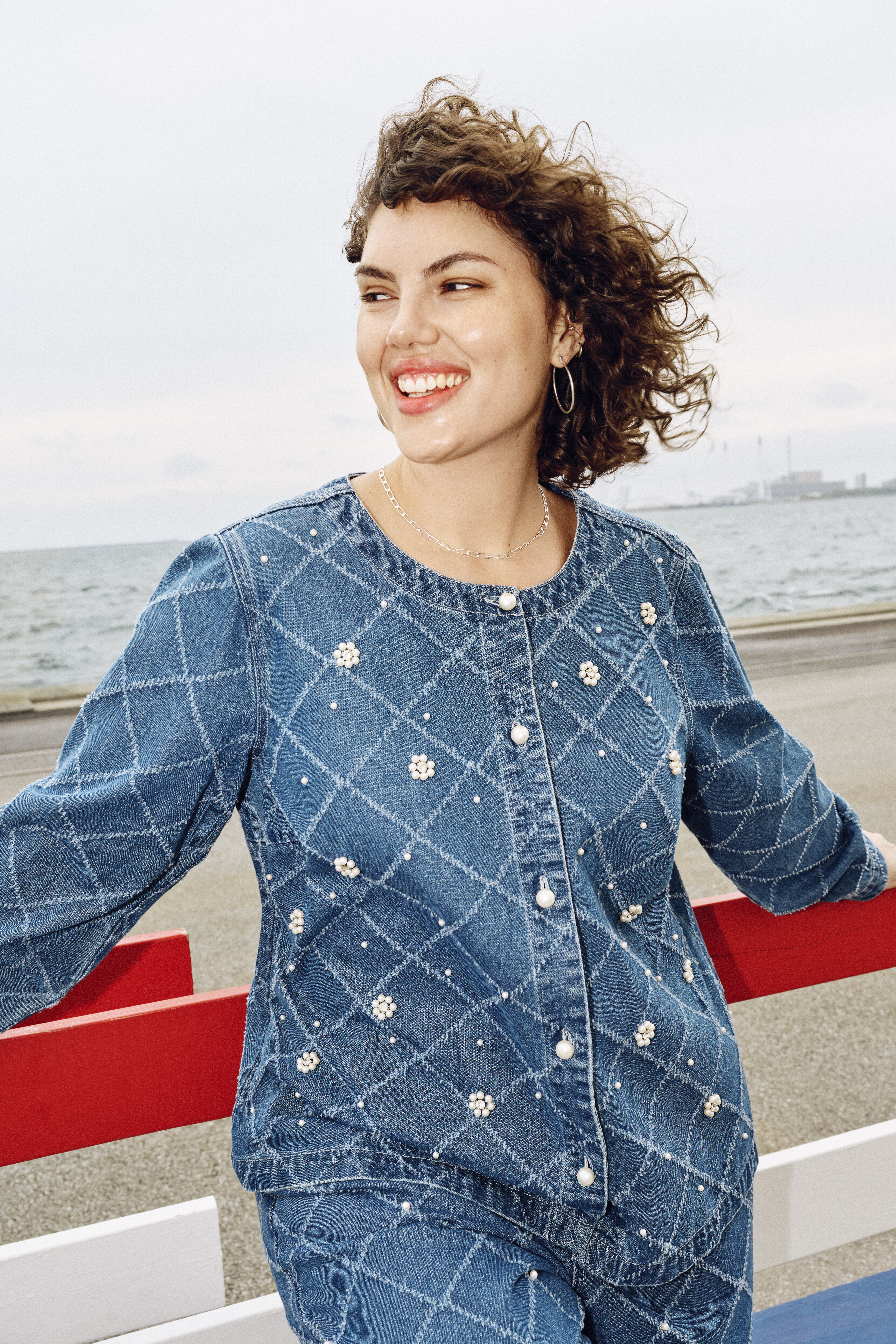 Zizzi Jeansset med p&auml;rldetaljer, , Model