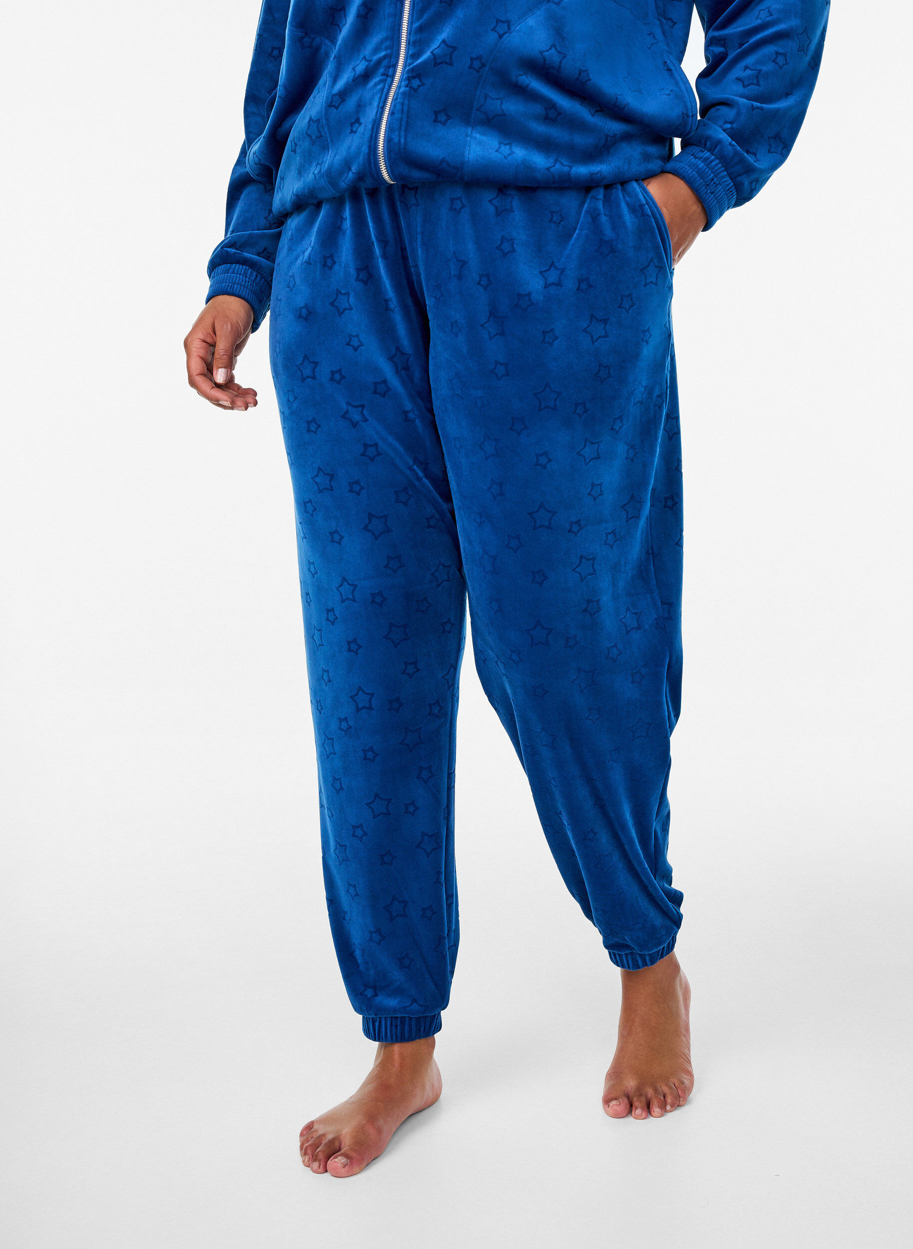 Zizzi Byxor i velour med pr&auml;glat m&ouml;nster, Bl&aring;, Model image number 2