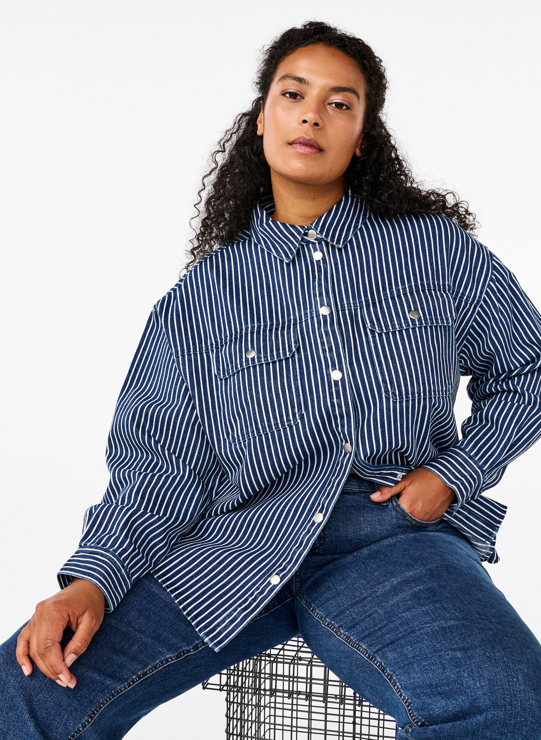 Zizzi Enf&auml;rgad jeansskjorta med br&ouml;stfickor, Blue Denim Stripe, Model image number 2