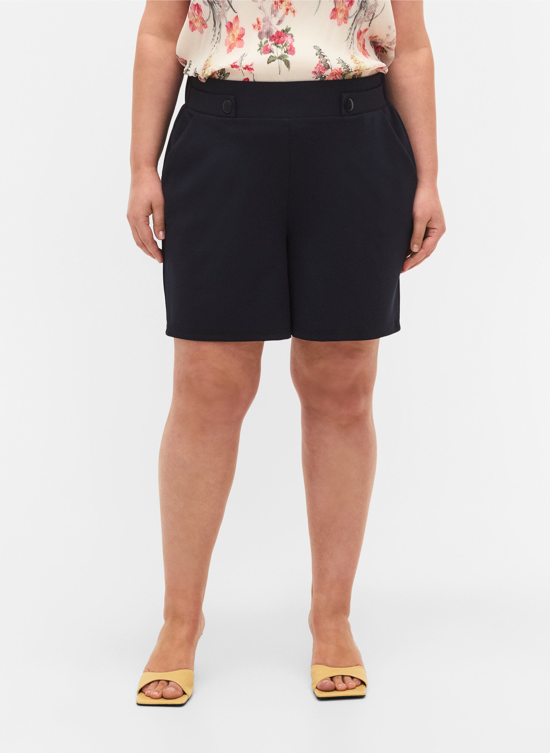 Zizzi Shorts med fickor och l&ouml;s passform, Bl&aring;, Model image number 4