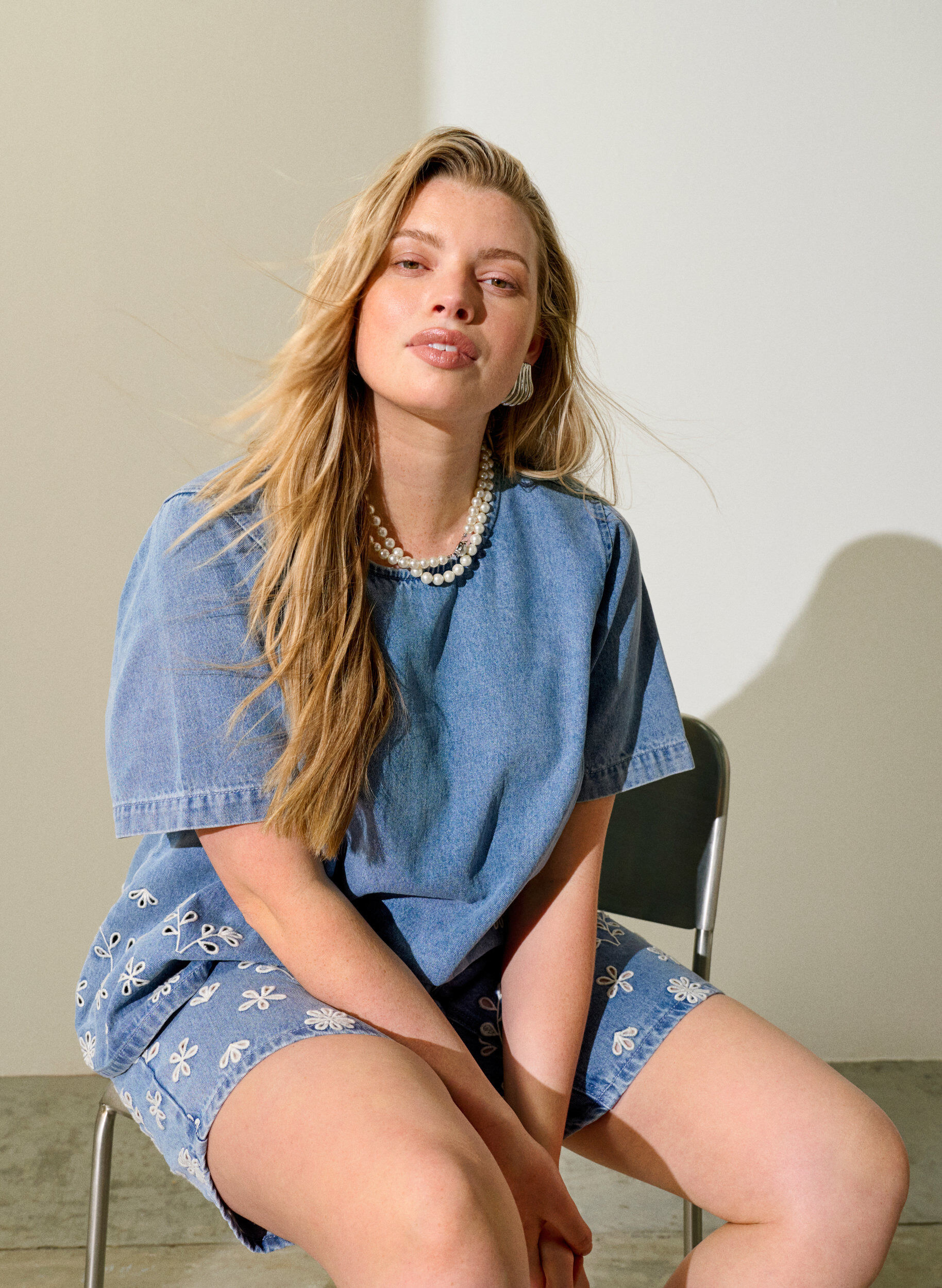 Zizzi Kort&auml;rmad jeansblus med broderie anglaise, Bl&aring;, Image image number 0