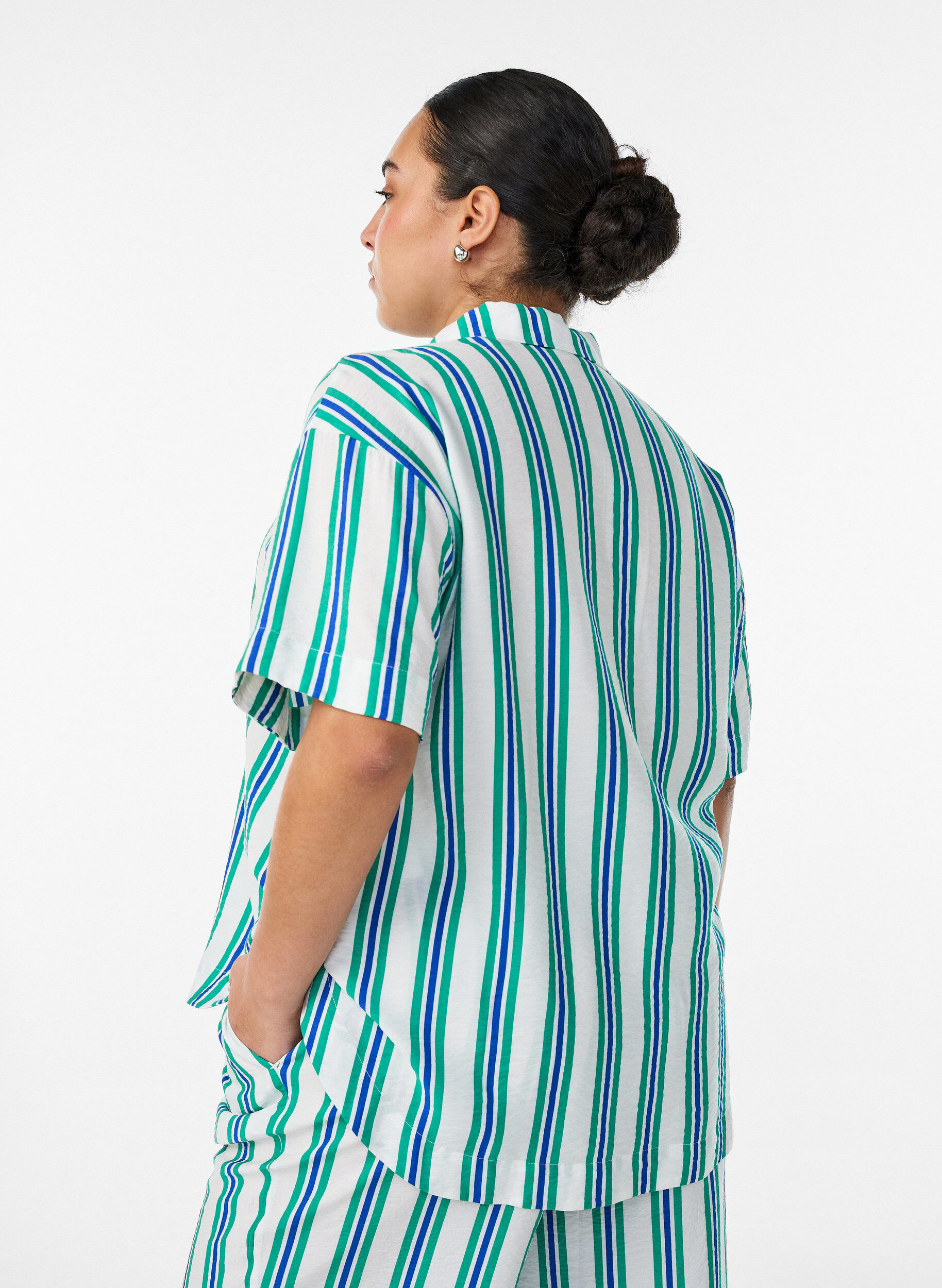 ZizziKort&auml;rmad randig skjorta i viskos, Vanilla, Model image number 2