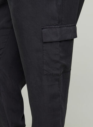 Byxor i lyocell med stora fickor, Black, Model image number 1