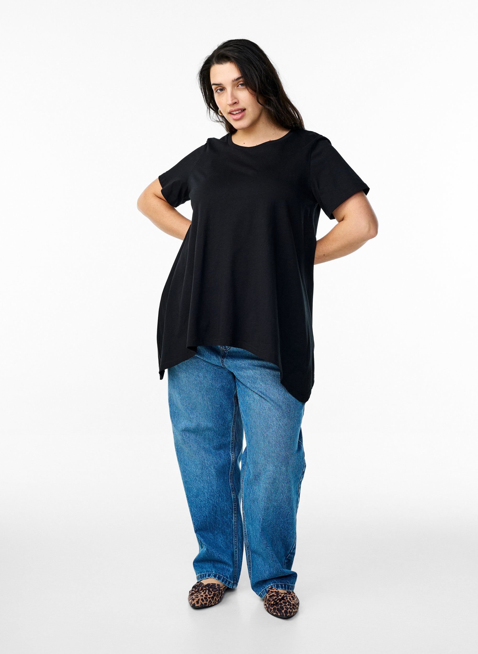 Zizzi T-shirt med rund hals och A-linjeform, Svart, Model image number 1