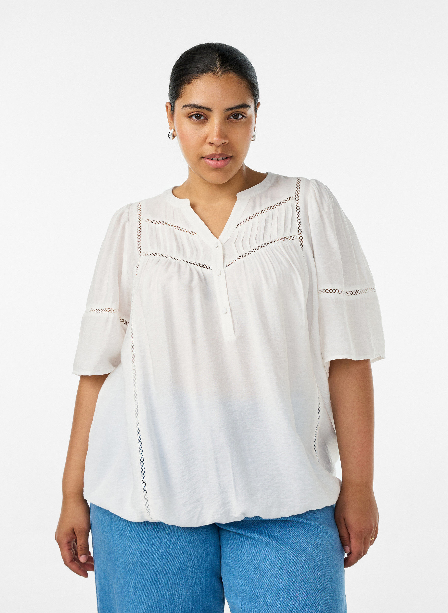 Blus i viskos med str&aring;veck och ballongeffekt, Vanilla, Model