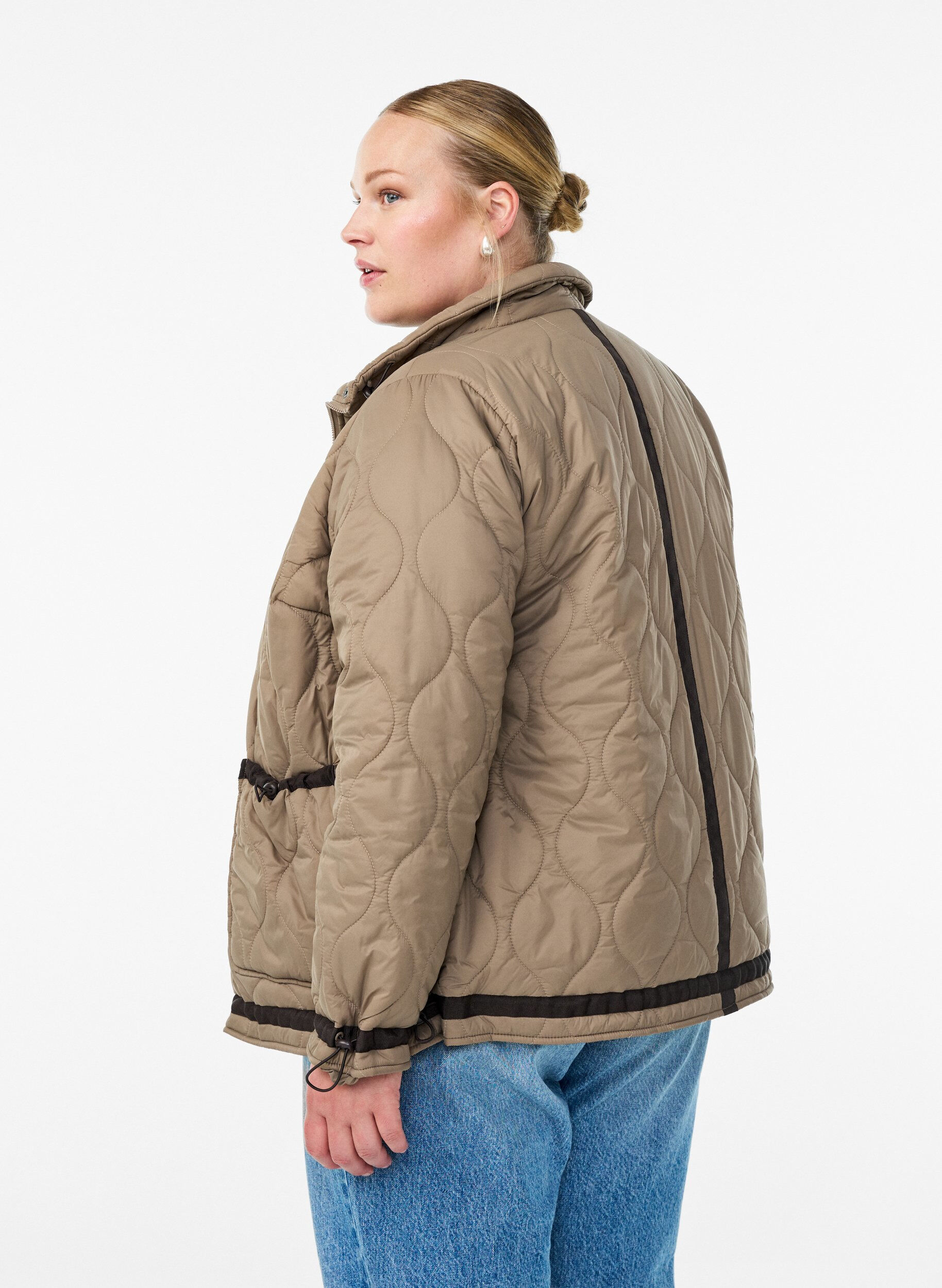 Zizzi Kort quiltad jacka med kontrastdetaljer, Beige, Model image number 2