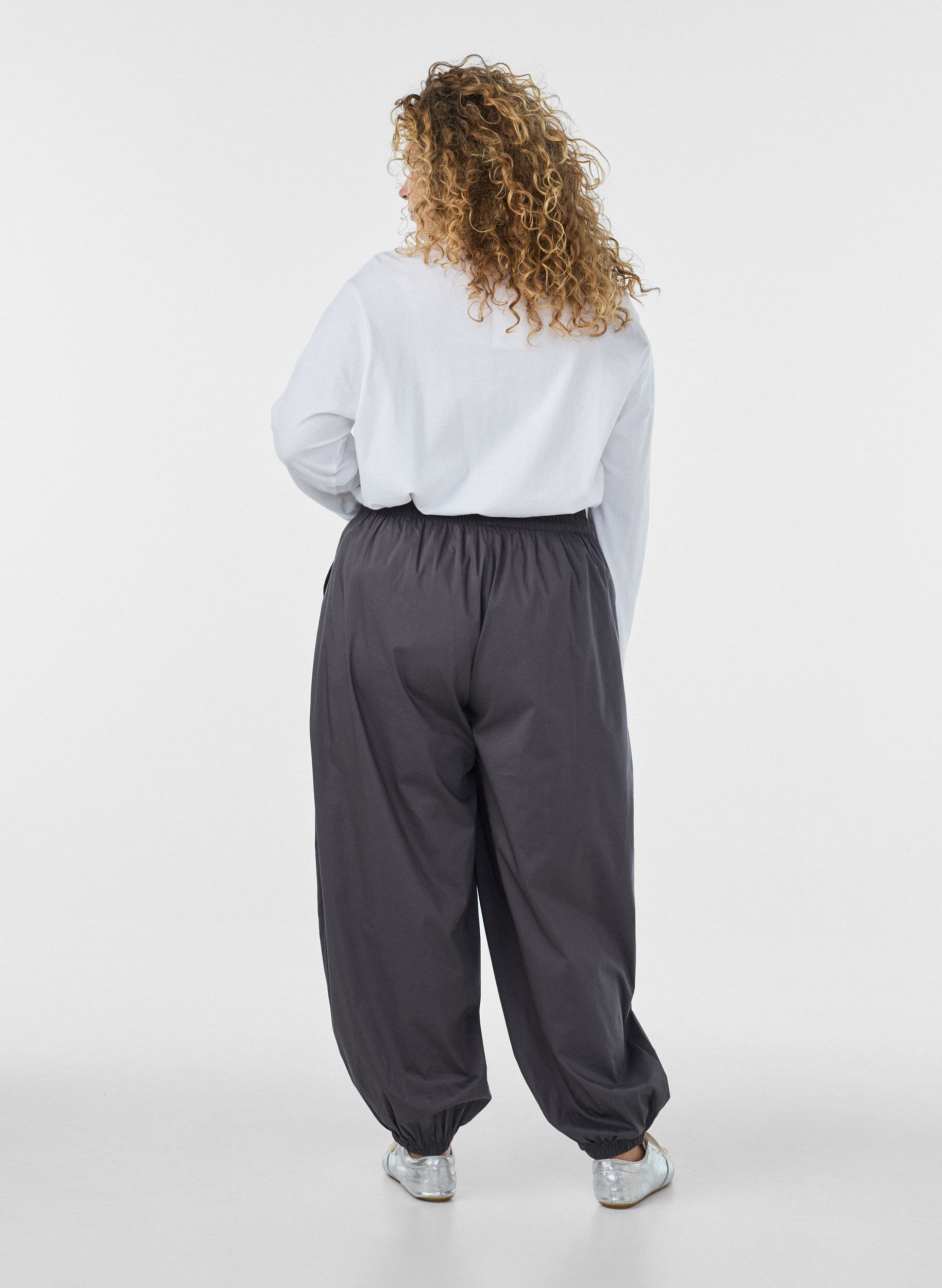 ZizziBallongbyxor med fickor och res&aring;r i midjan, Gr&aring;, Model image number 1