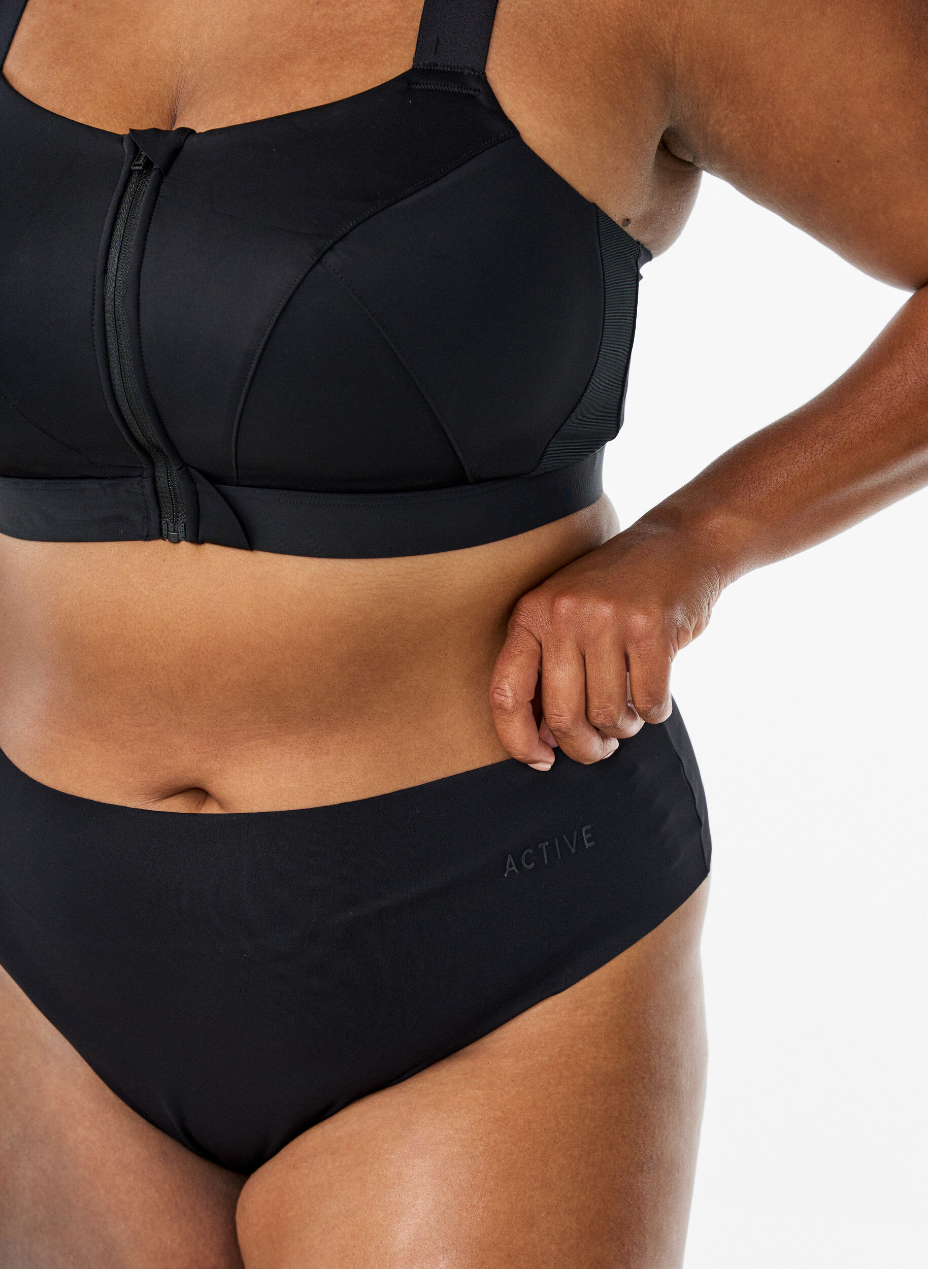 Zizzi 2-pack osynliga G-streng tr&auml;ningsunderkl&auml;der, Svart, Model image number 2