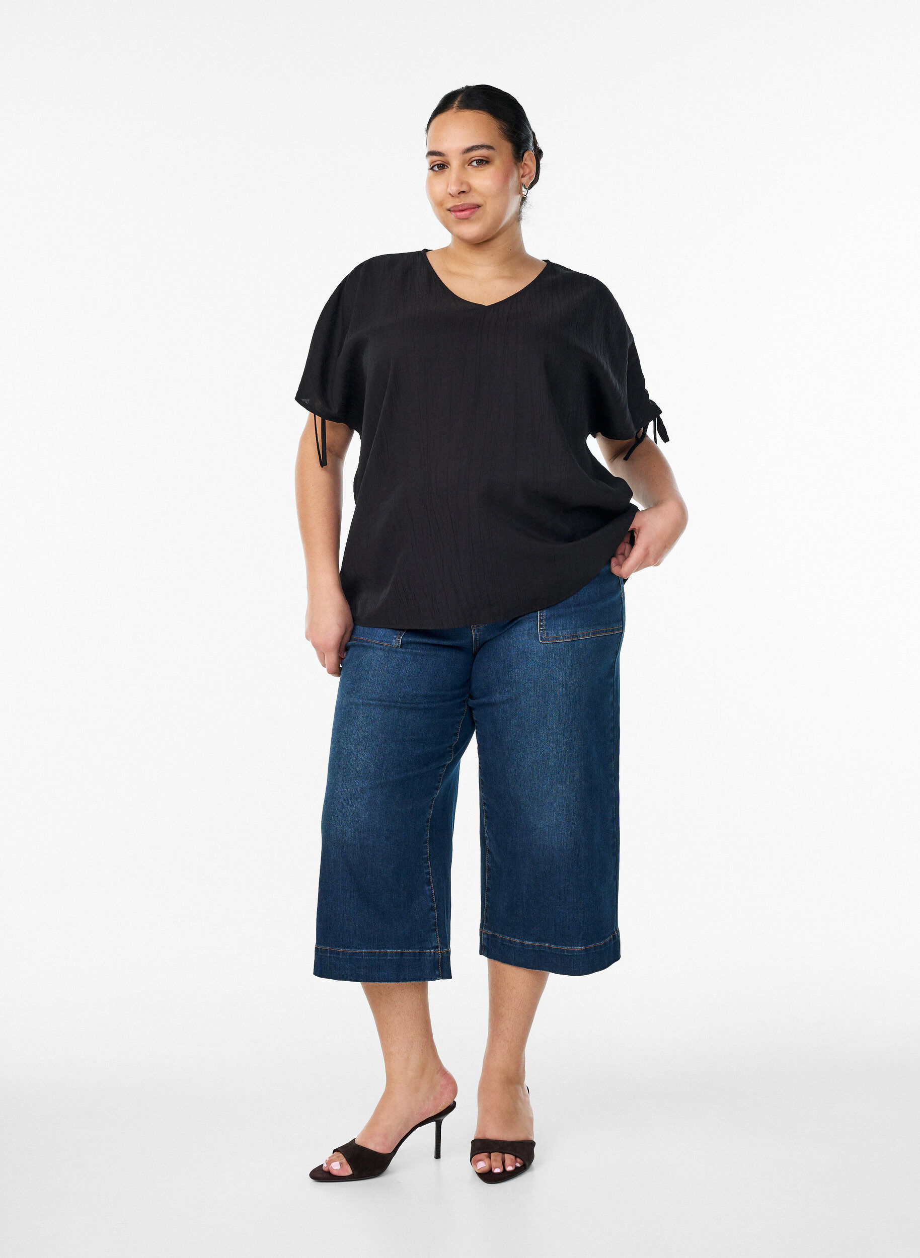 Zizzi Blus i viskos med rynkade &auml;rmar, Svart, Model image number 1