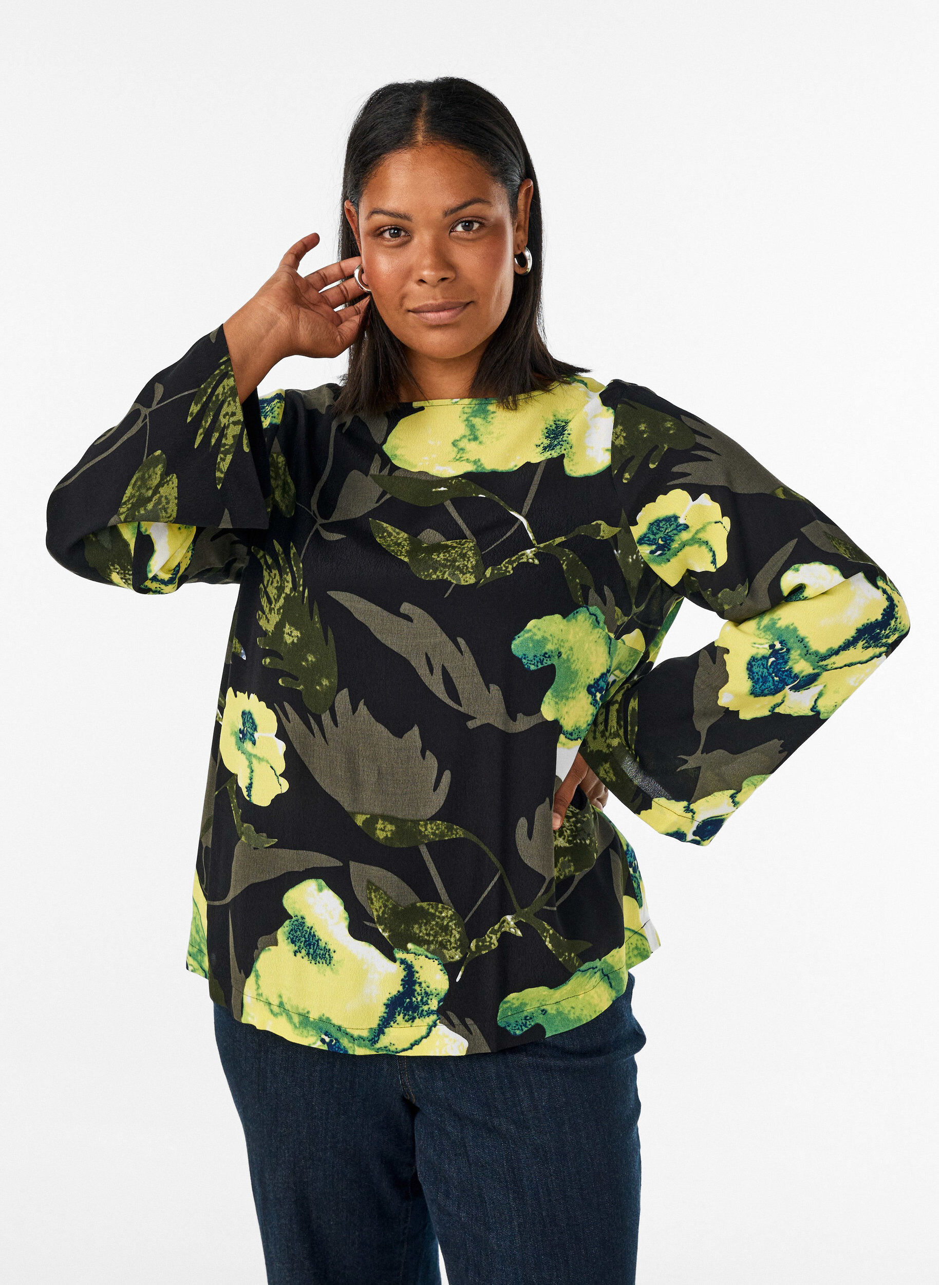 ZizziBlommig blus med b&aring;tringning och vida &auml;rmar, Svart, Model image number 0