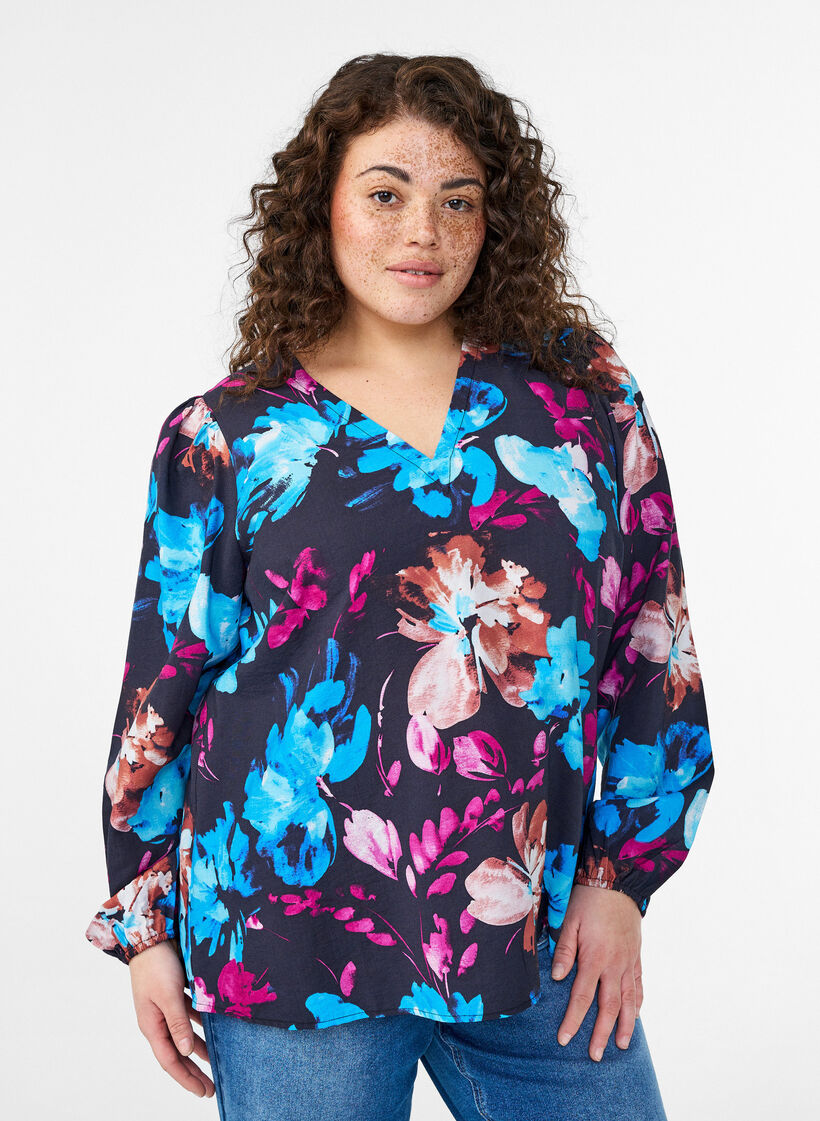 Blus i viskos med blommigt m&ouml;nster och l&aring;nga &auml;rmar, Svart, Model image number 0