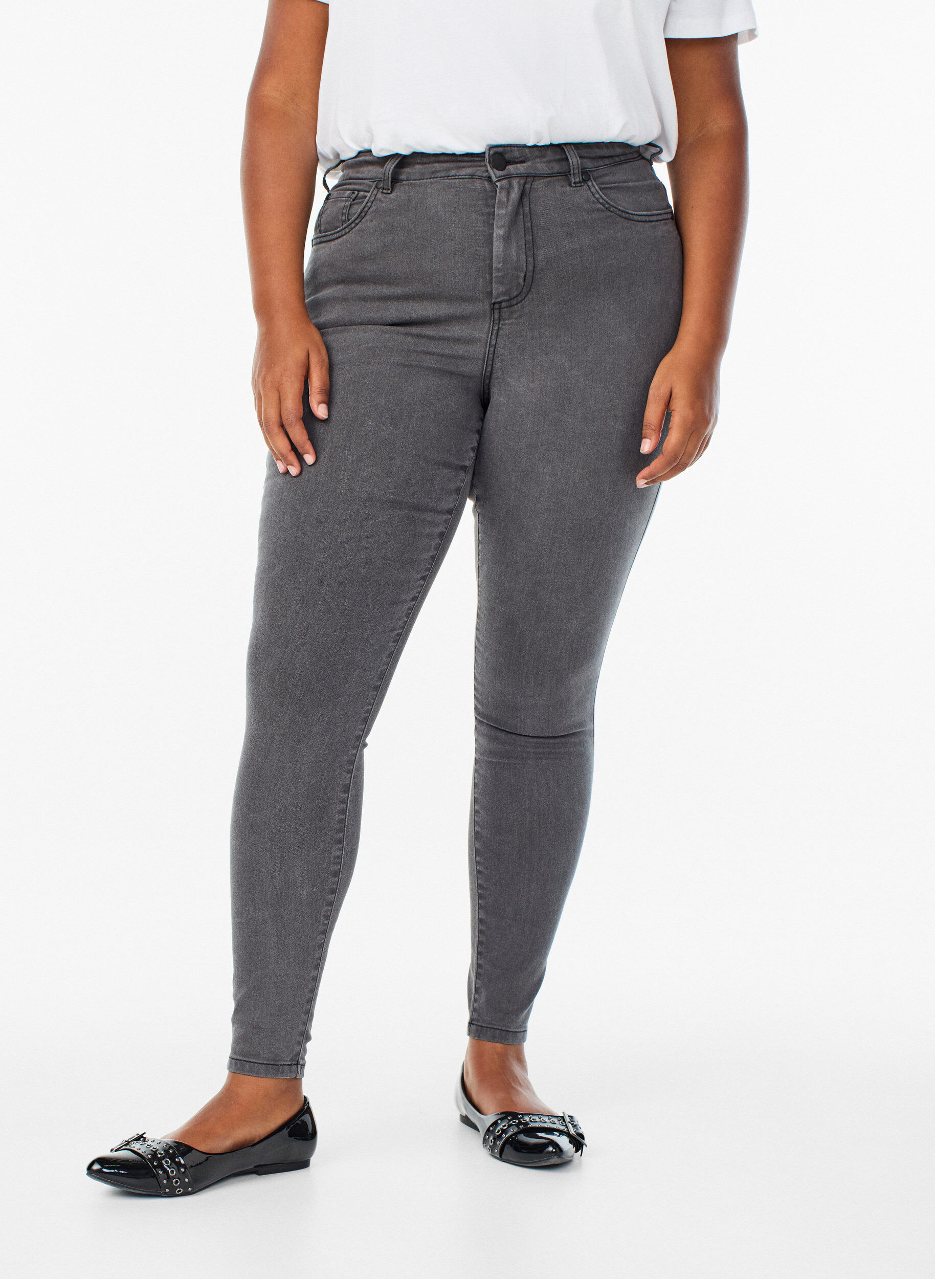 ZizziAmy jeans med h&ouml;g midja och supersmal passform, Gr&aring;, Model image number 2