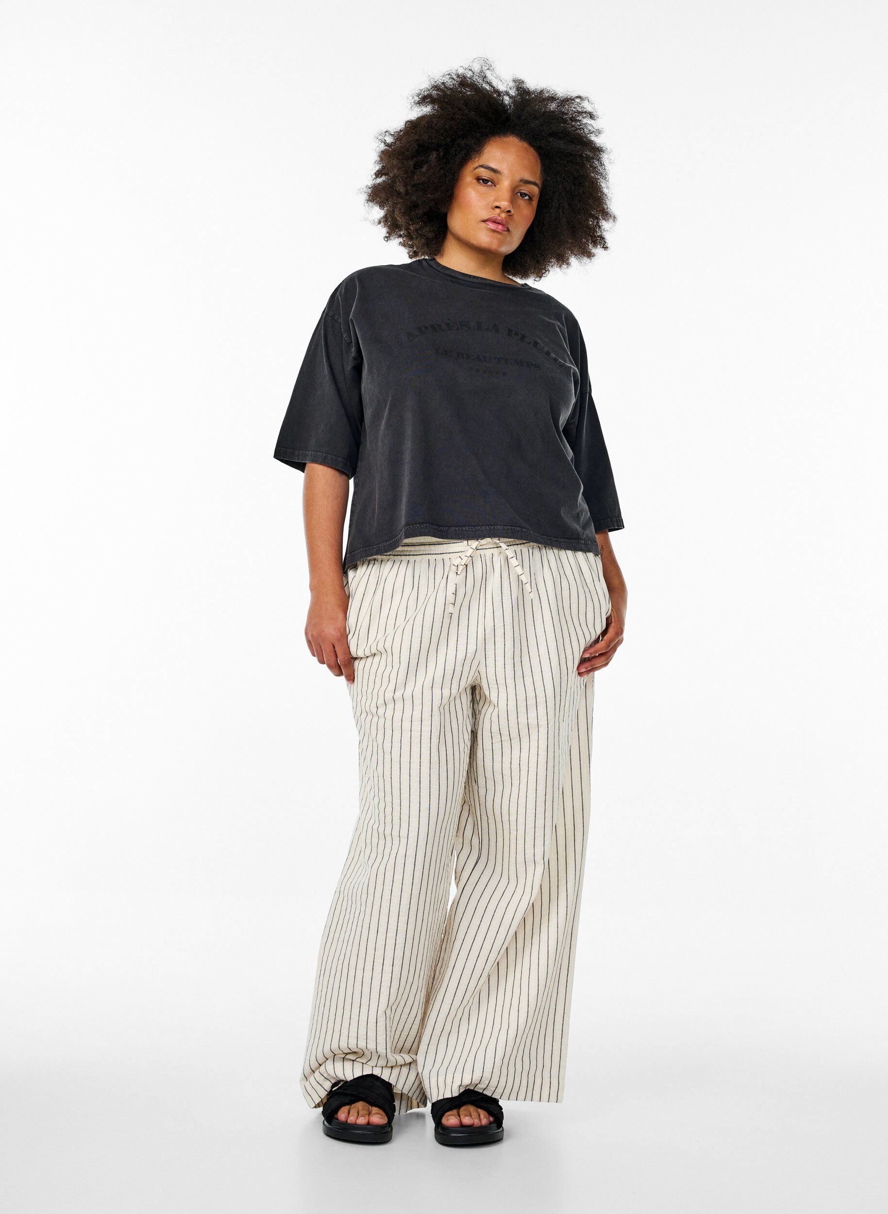 Zizzi Kort t-shirt med l&ouml;s passform, Gr&aring;, Model image number 1