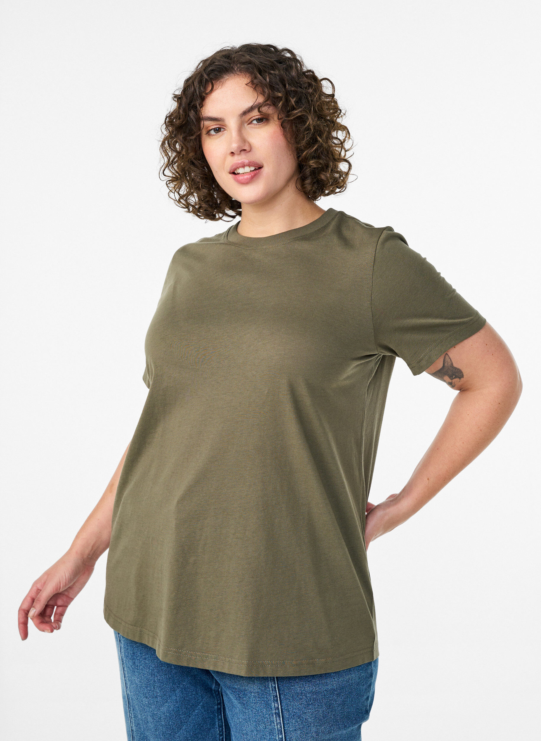 Enkel t-shirt i bomull med rund halsringning, Gr&ouml;n, Model