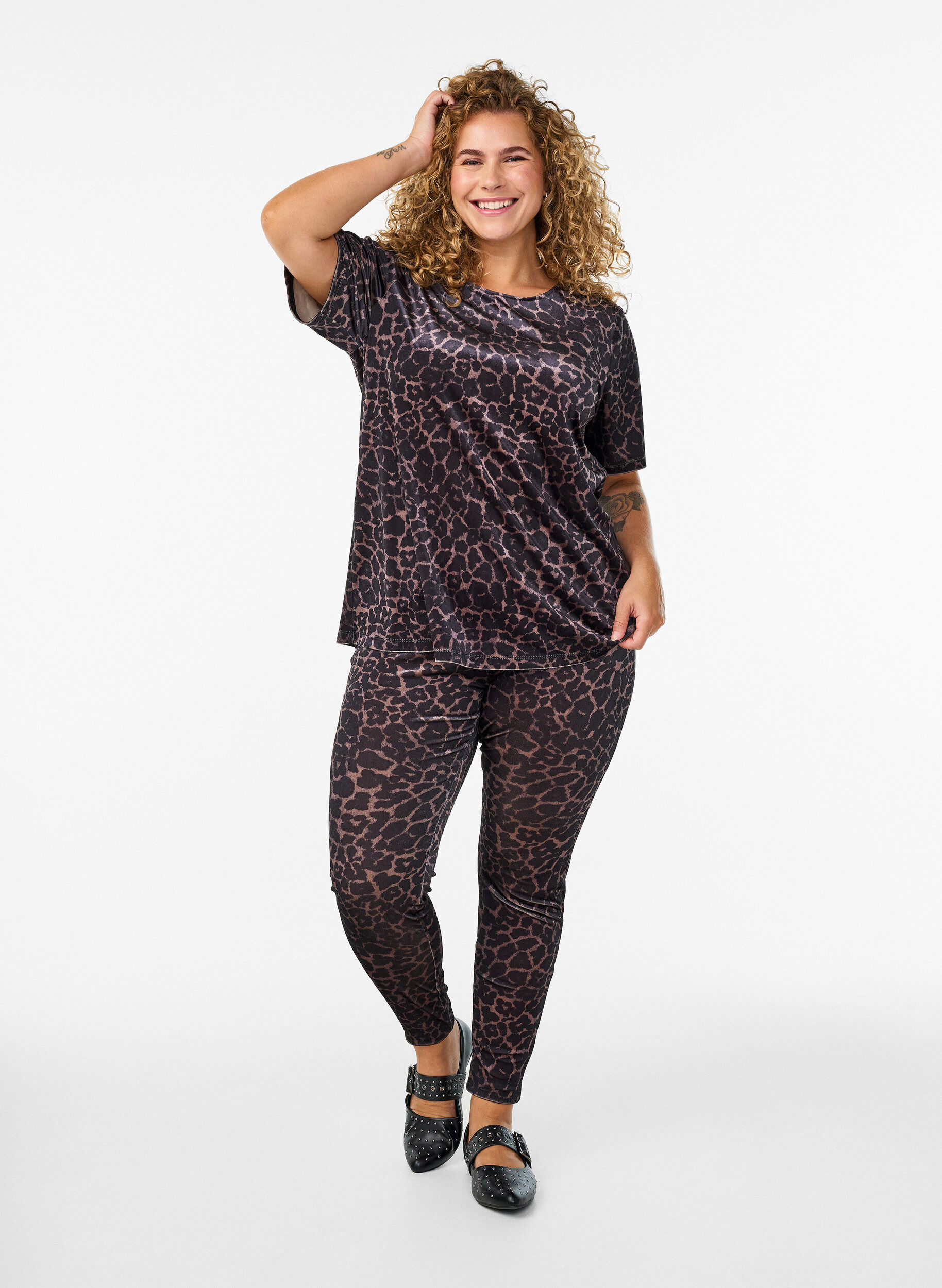 Leggings i velour med leopardm&ouml;nster, Brun, Model