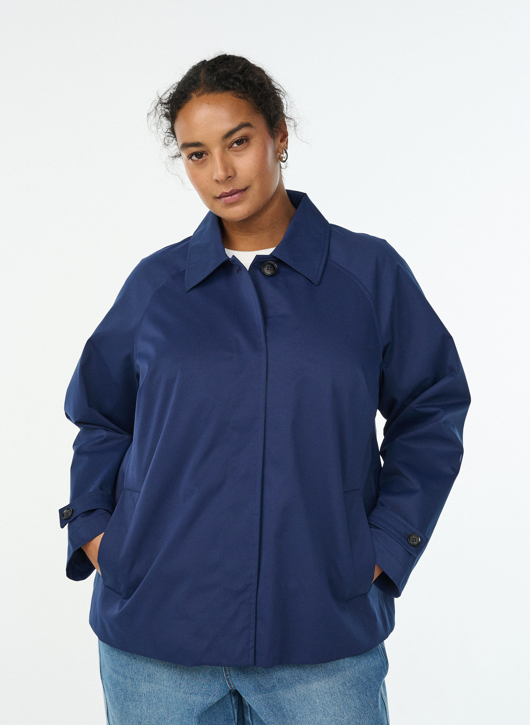 Kort trenchcoat med krage och raglan&auml;rmar, Bl&aring;, Model