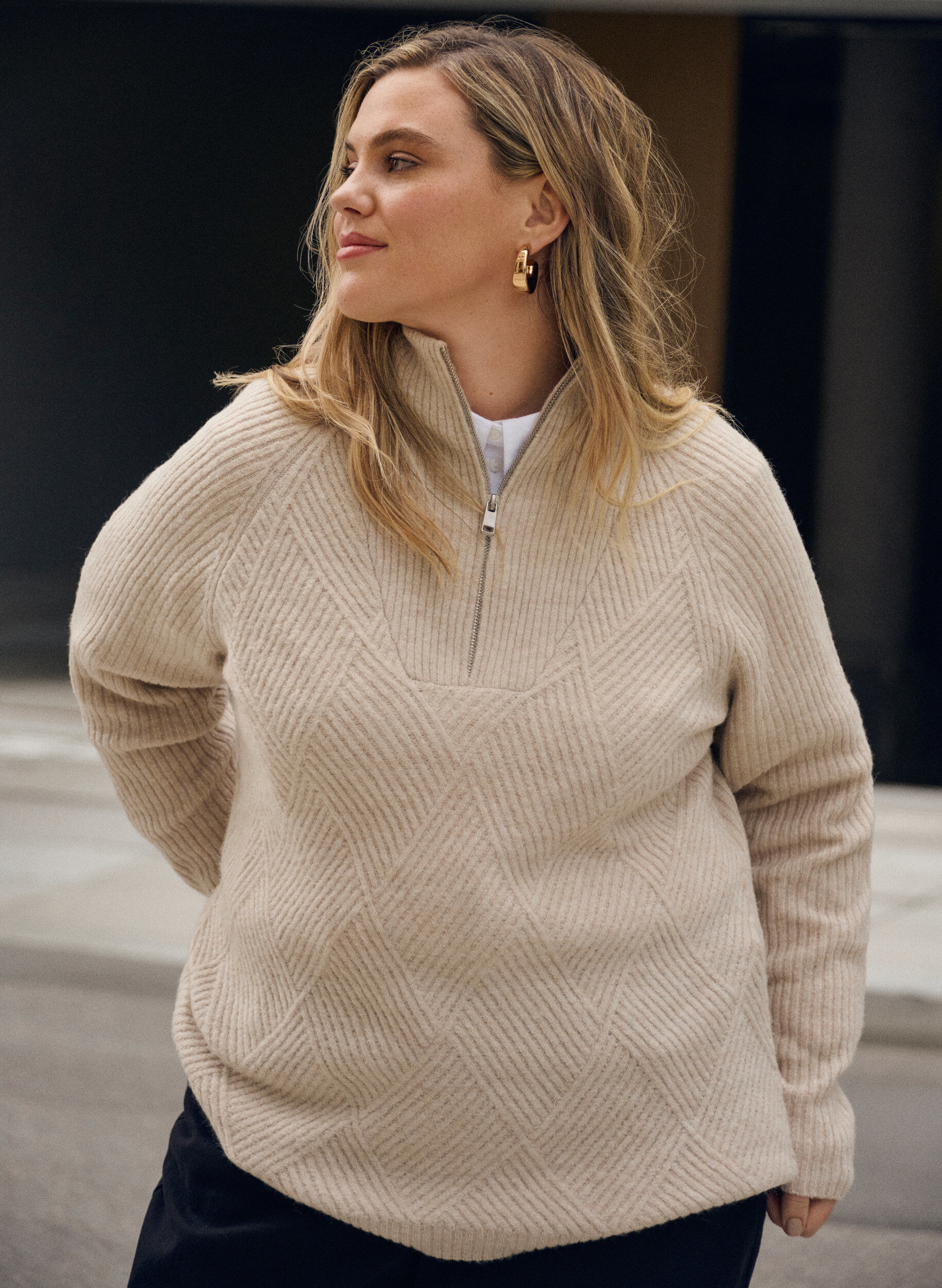 Zizzi Stickad tr&ouml;ja med h&ouml;g hals och harlequinm&ouml;nster, Beige, Image image number 0