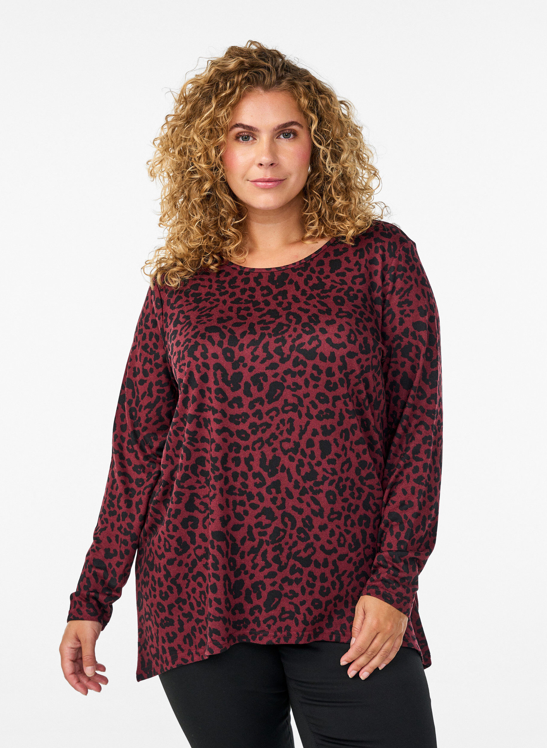 Leopardm&ouml;nstrad blus med l&aring;nga &auml;rmar, M&ouml;rk Bordeaux, Model