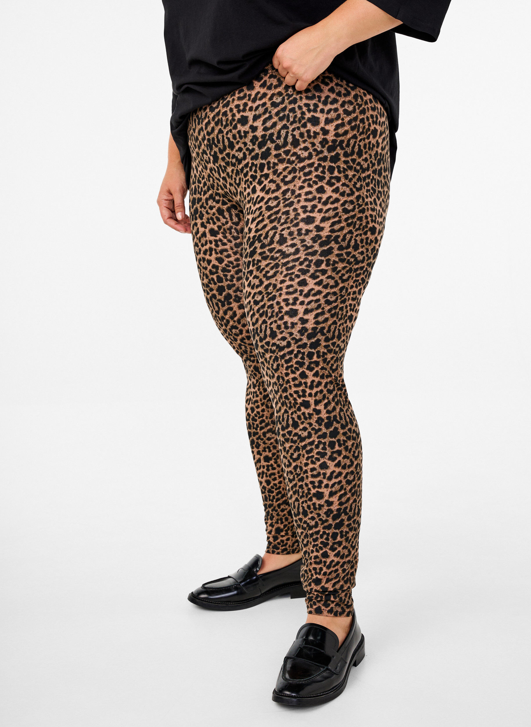 Zizzi Leggings i viskos med zebram&ouml;nster, Svart, Model image number 0