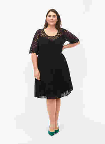 Kortärmad klänning med spets, Black, Model image number 2