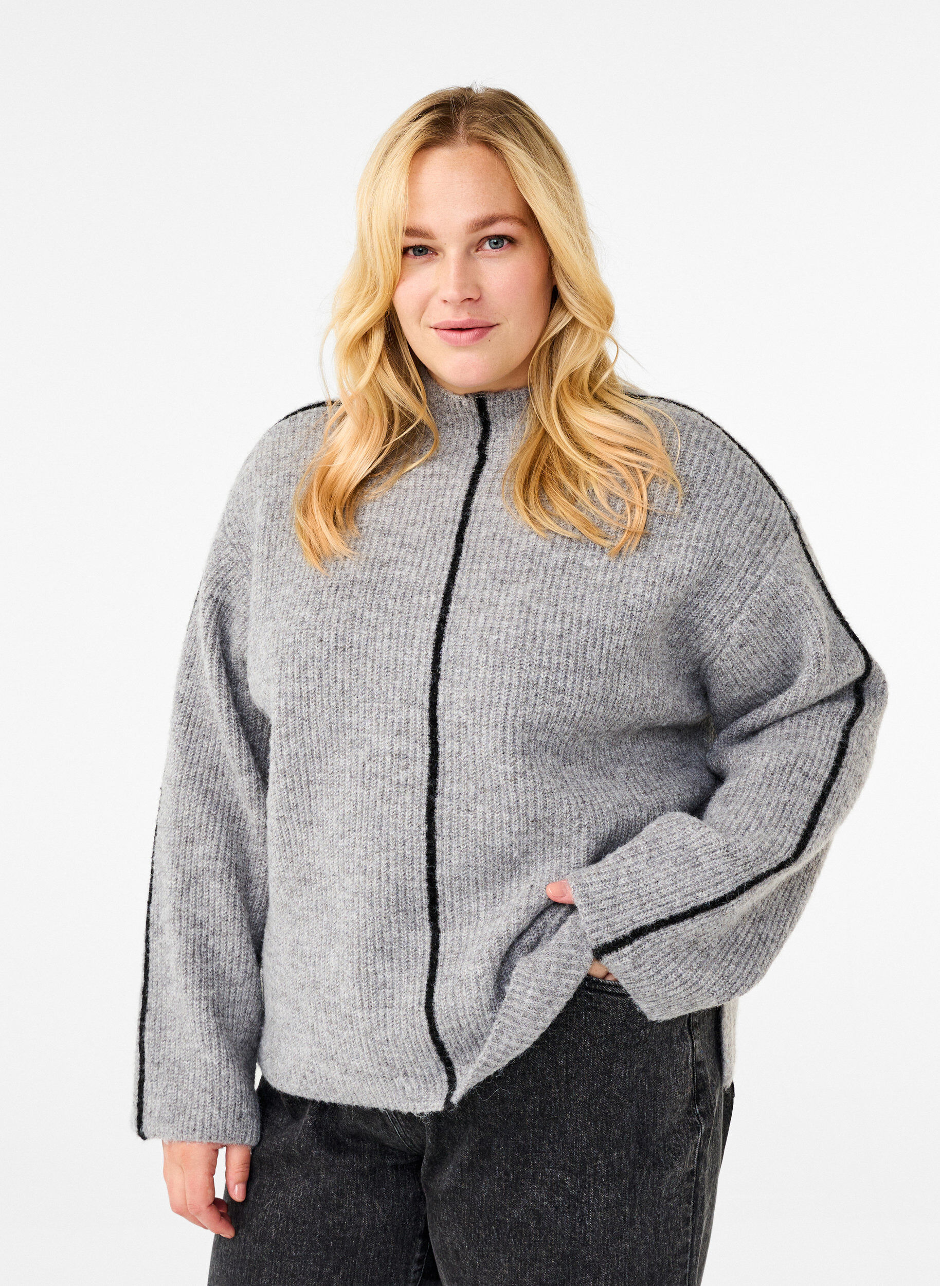 Zizzi Stickad blus i ull med kontrastf&auml;rgade r&auml;nder, Medium Grey Melange, Model image number 0