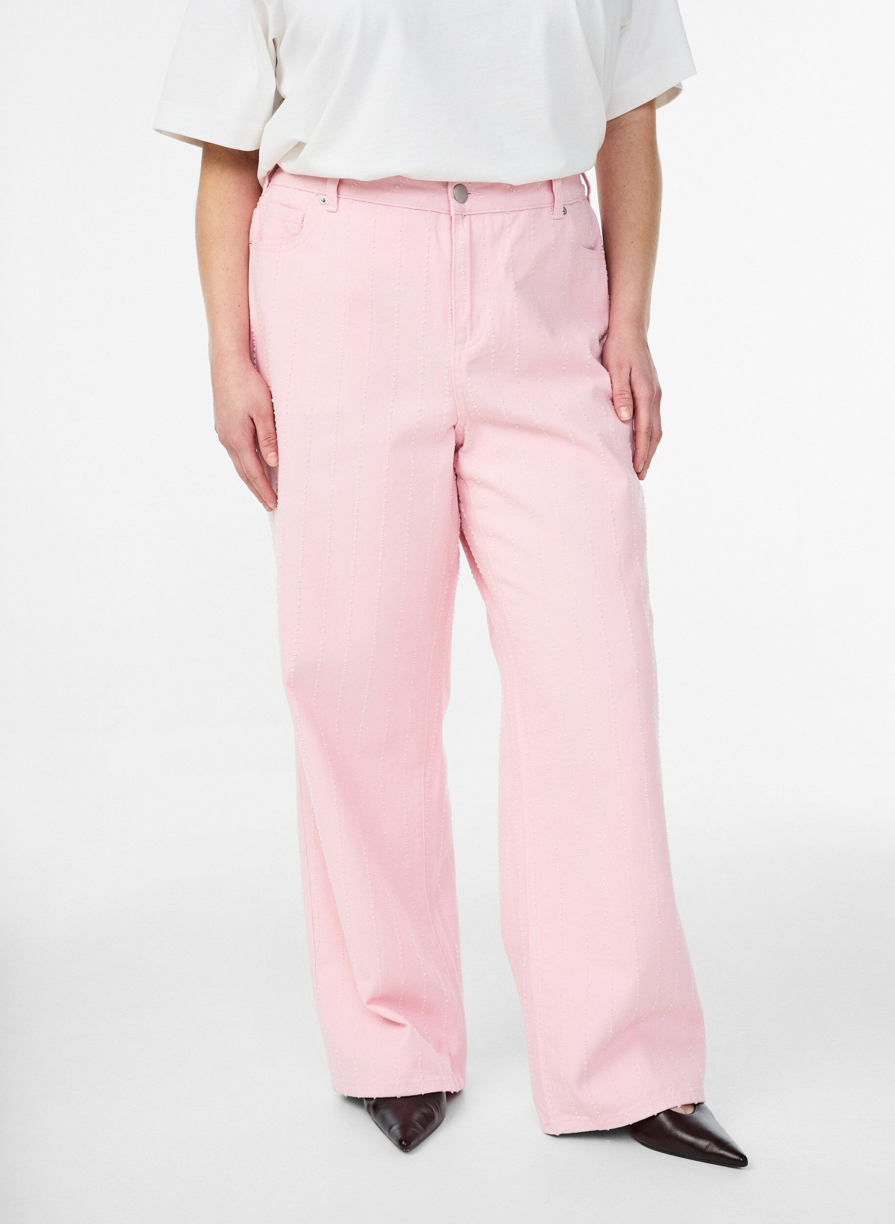 Zizzi Myra jeans i f&auml;rgad denim med bred passform och texturerat m&ouml;nster, Rosa, Model image number 2