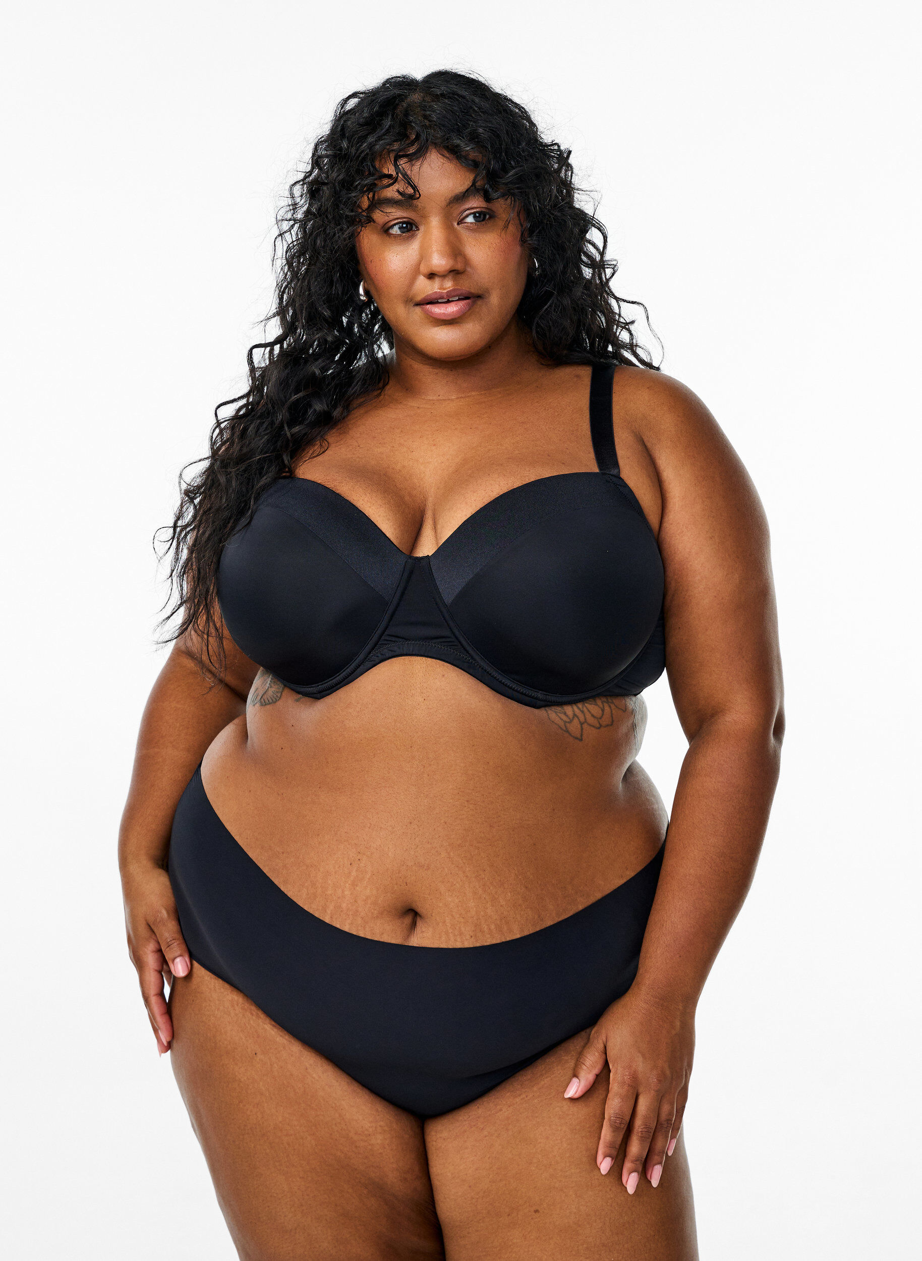 Zizzi Formpressad BH i mikrofiber med satindetaljer, Svart, Model image number 1